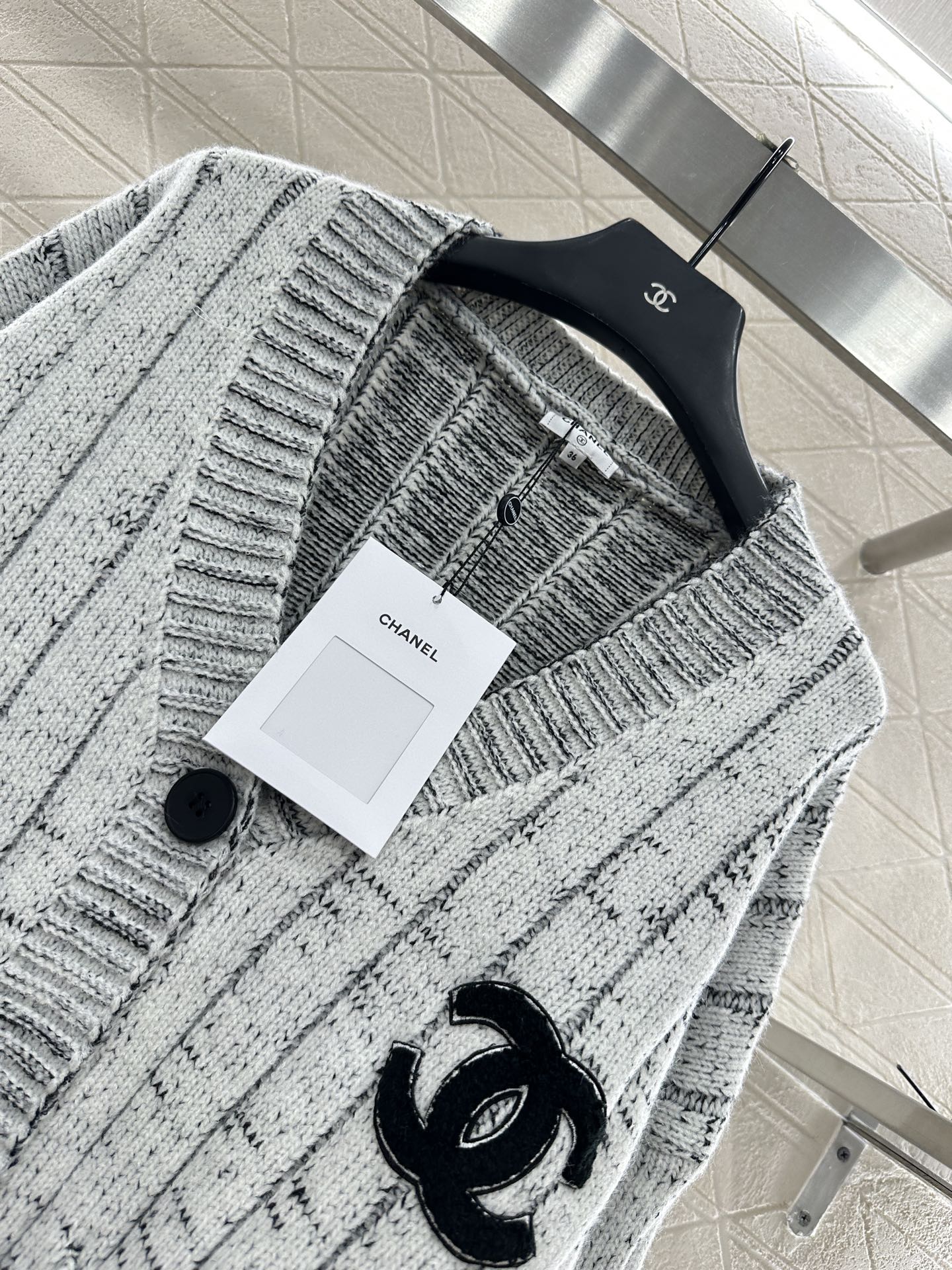 ♥Chane*♥2025新品上架 毛绒双C针织开衫定制YB羊毛纱线织造，舒适软糯，弹力十足，V领针织开衫