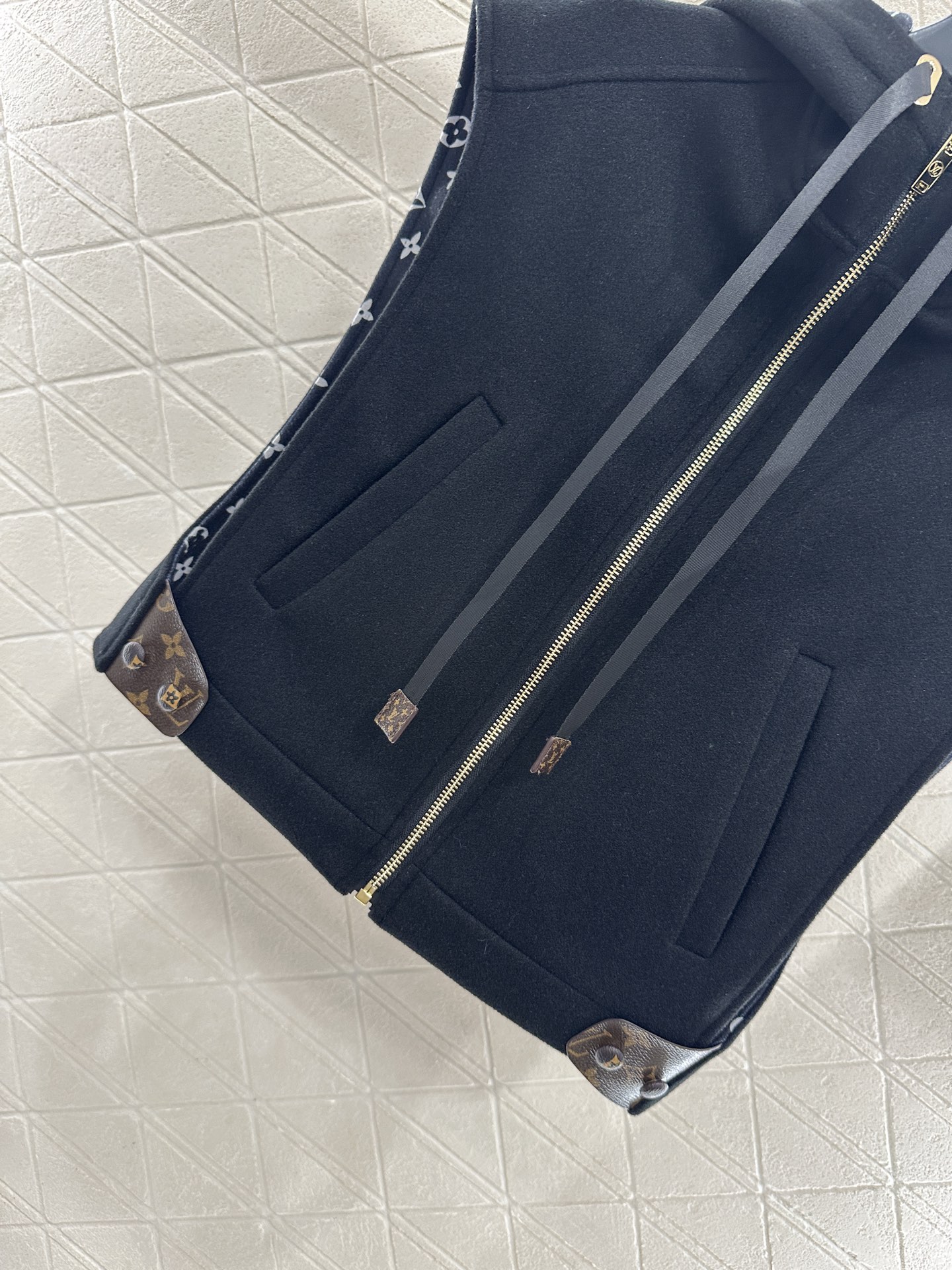 ♥Louis Vuitto*♥2025新品上架 连帽印花毛呢坎肩马甲定制YB进口羊毛呢材质，工艺印花处理