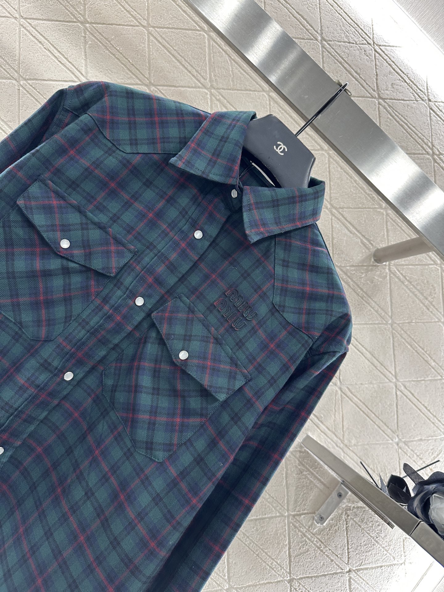 ♥Miumi*♥2025新品上架 翻领格纹衬衫长裤套装定制YB进口百分百羊毛材质，质感垂顺，穿搭舒适，正