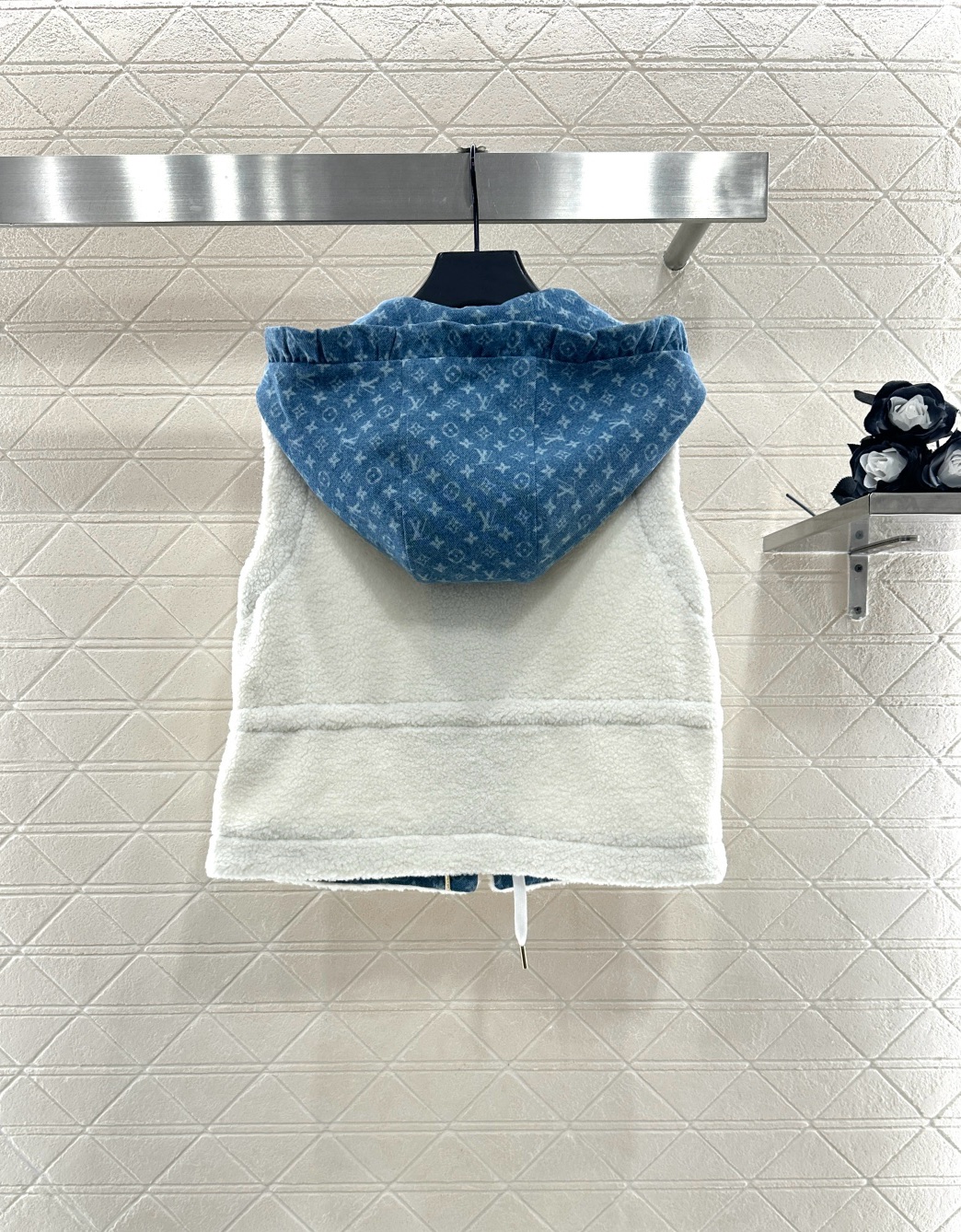 ♥Louis Vuitto♥2025新品上架 泰迪拼接牛仔拉链马甲大身饰以泰迪毛绒材质，质感柔软舒适，环