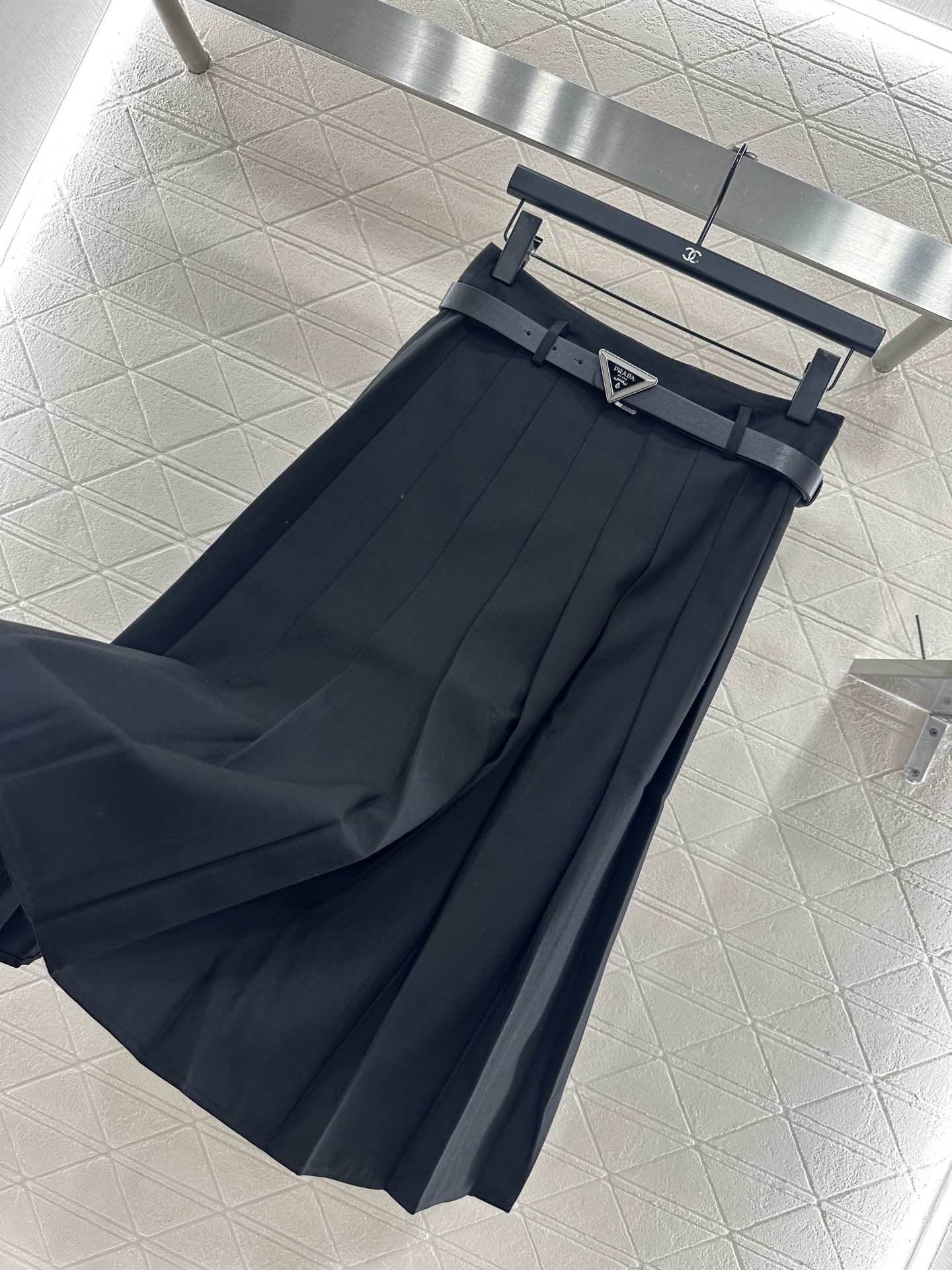 ♥Prad*♥2025新品上架 腰带中长百褶半裙定制YB斜纹棉材质，光泽舒适，质感上乘，裁剪垂顺流畅，高