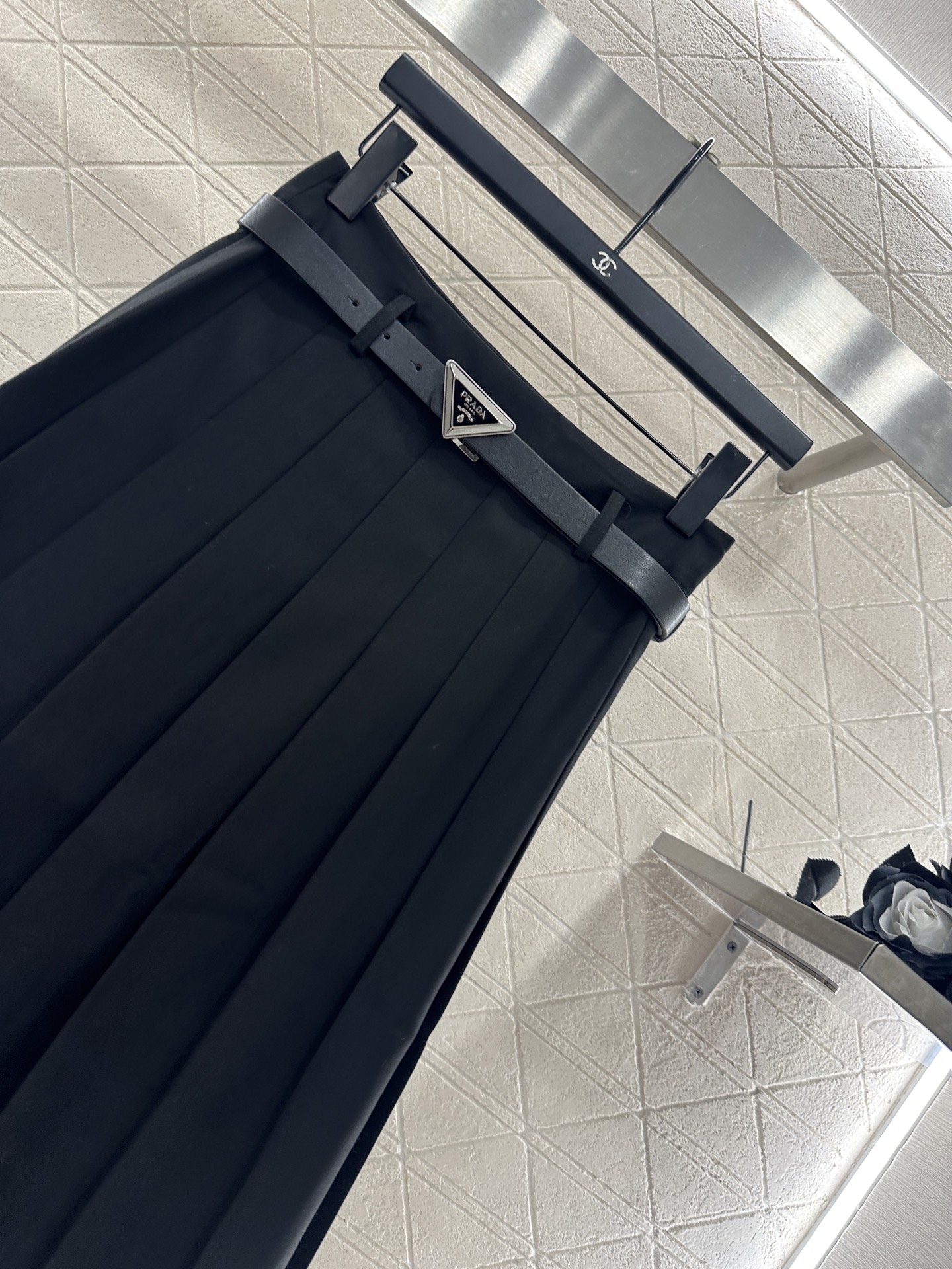 ♥Prad*♥2025新品上架 腰带中长百褶半裙定制YB斜纹棉材质，光泽舒适，质感上乘，裁剪垂顺流畅，高