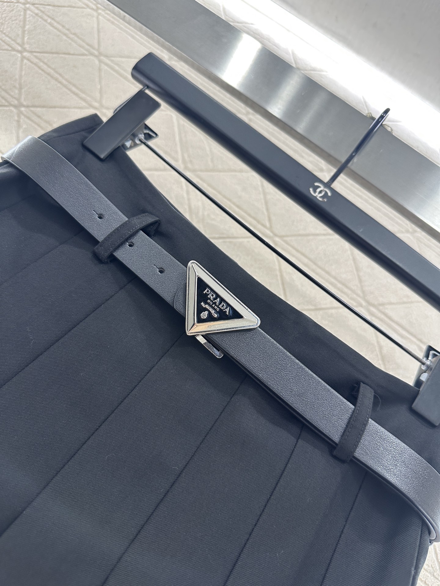 ♥Prad*♥2025新品上架 腰带中长百褶半裙定制YB斜纹棉材质，光泽舒适，质感上乘，裁剪垂顺流畅，高