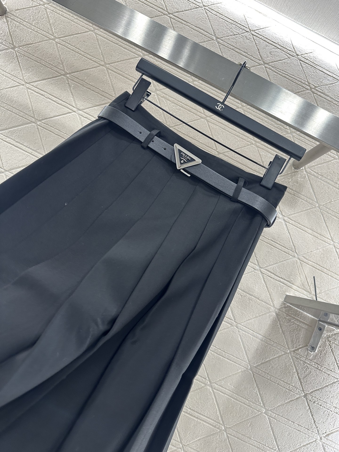 ♥Prad*♥2025新品上架 腰带中长百褶半裙定制YB斜纹棉材质，光泽舒适，质感上乘，裁剪垂顺流畅，高