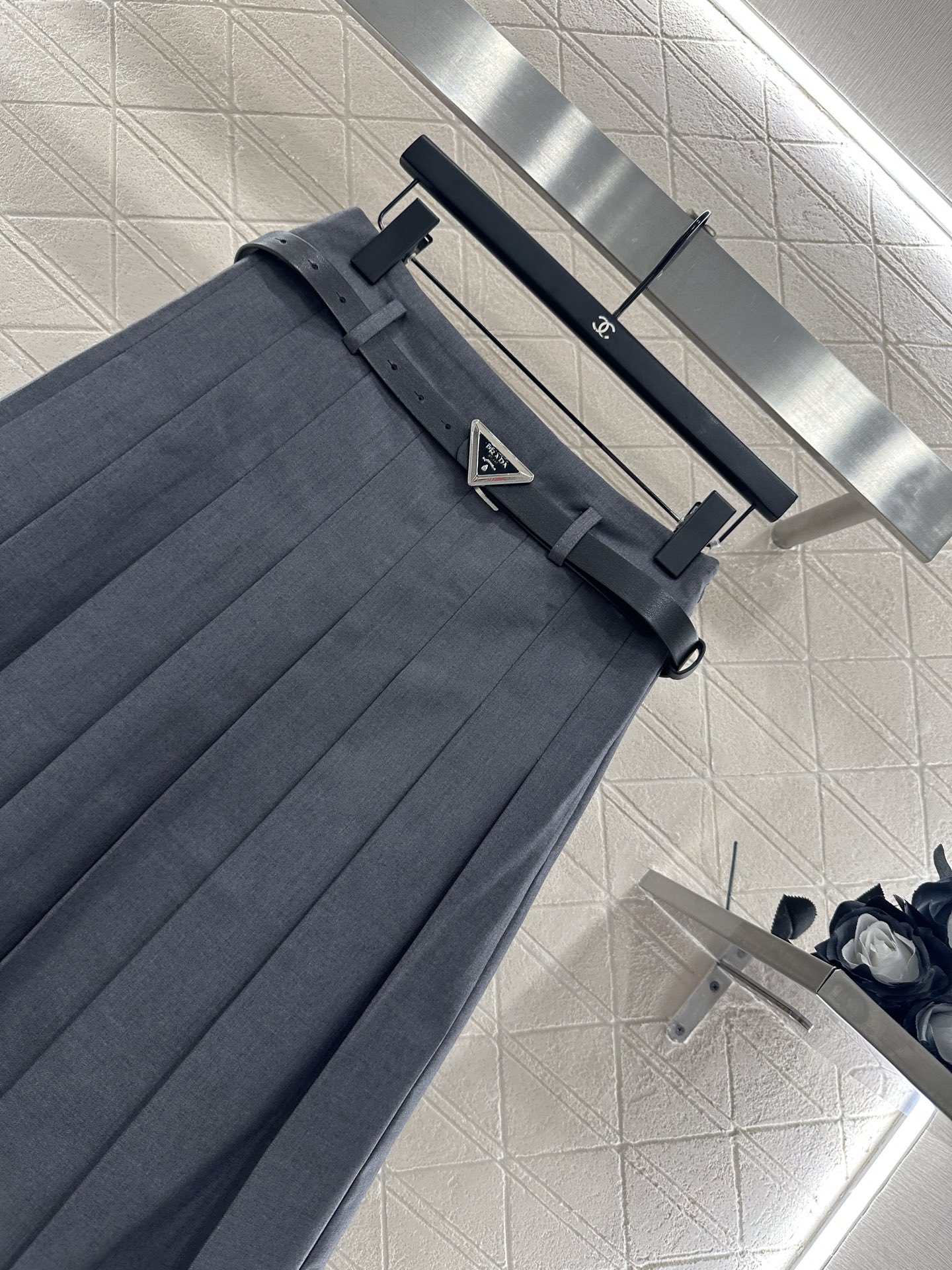 ♥Prad*♥2025新品上架 腰带中长百褶半裙定制YB斜纹棉材质，光泽舒适，质感上乘，裁剪垂顺流畅，高