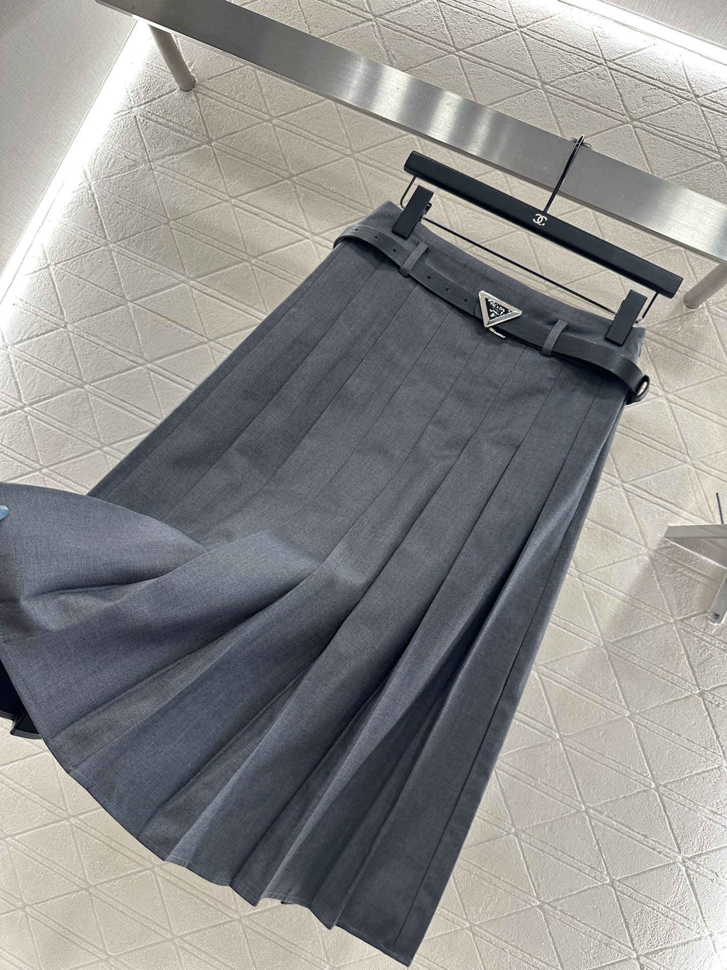 ♥Prad*♥2025新品上架 腰带中长百褶半裙定制YB斜纹棉材质，光泽舒适，质感上乘，裁剪垂顺流畅，高