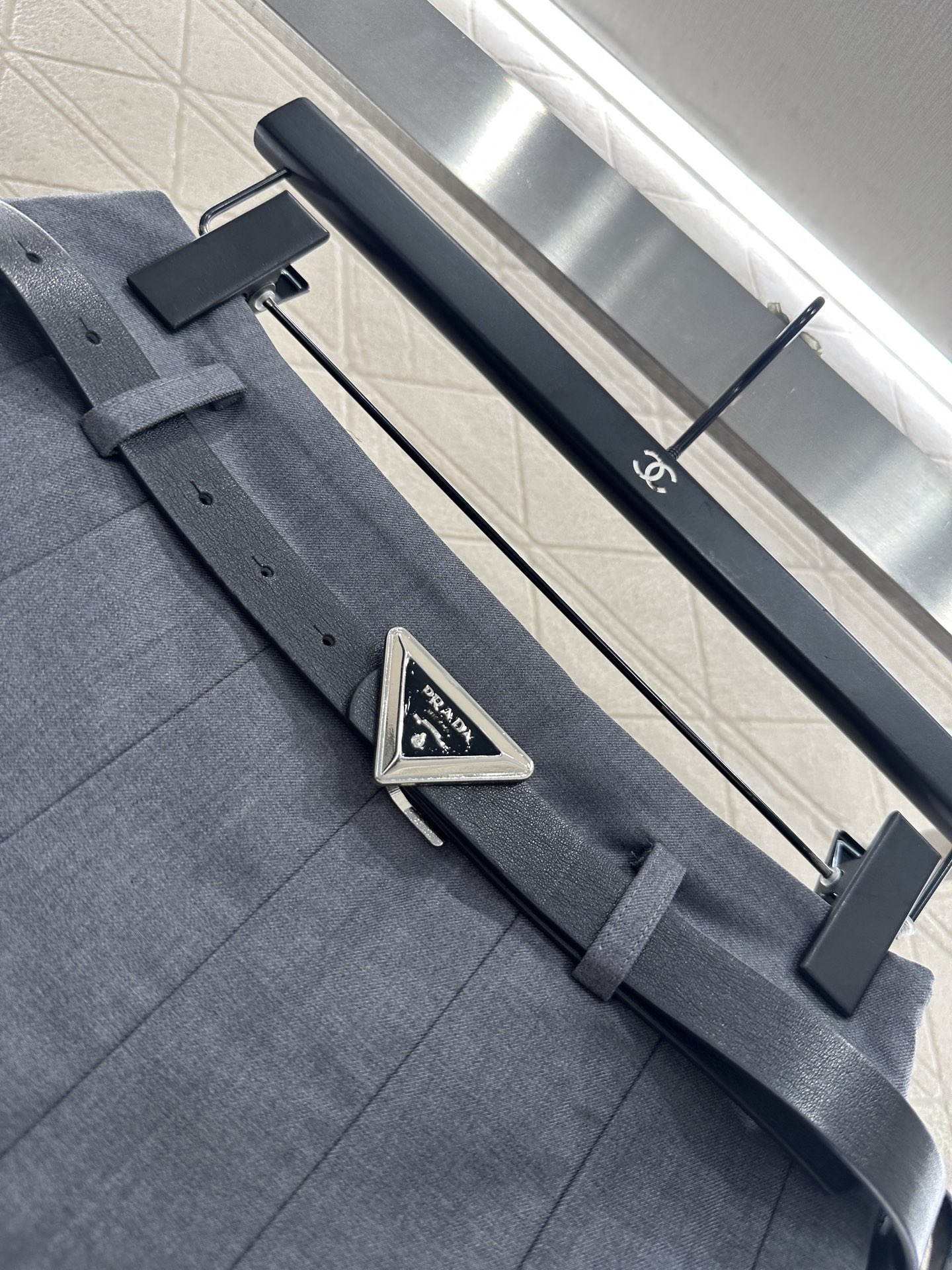 ♥Prad*♥2025新品上架 腰带中长百褶半裙定制YB斜纹棉材质，光泽舒适，质感上乘，裁剪垂顺流畅，高