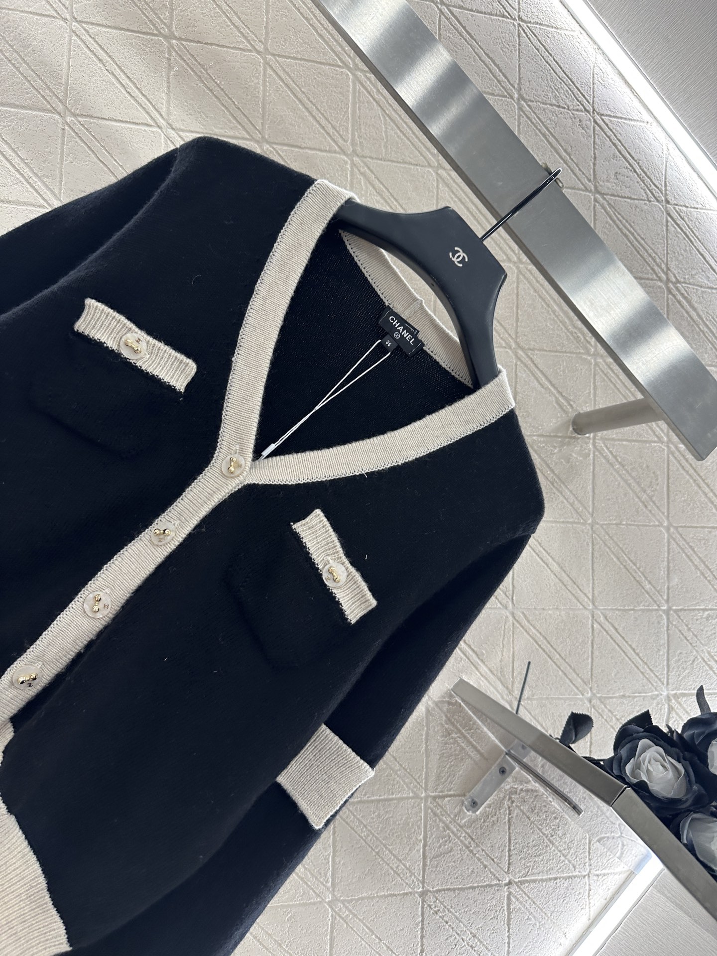 ♥Chane*♥2025新品上架 黑白撞色口袋针织开衫定制YB羊绒纱线织造，质感光泽，柔软亲肤，针织开衫