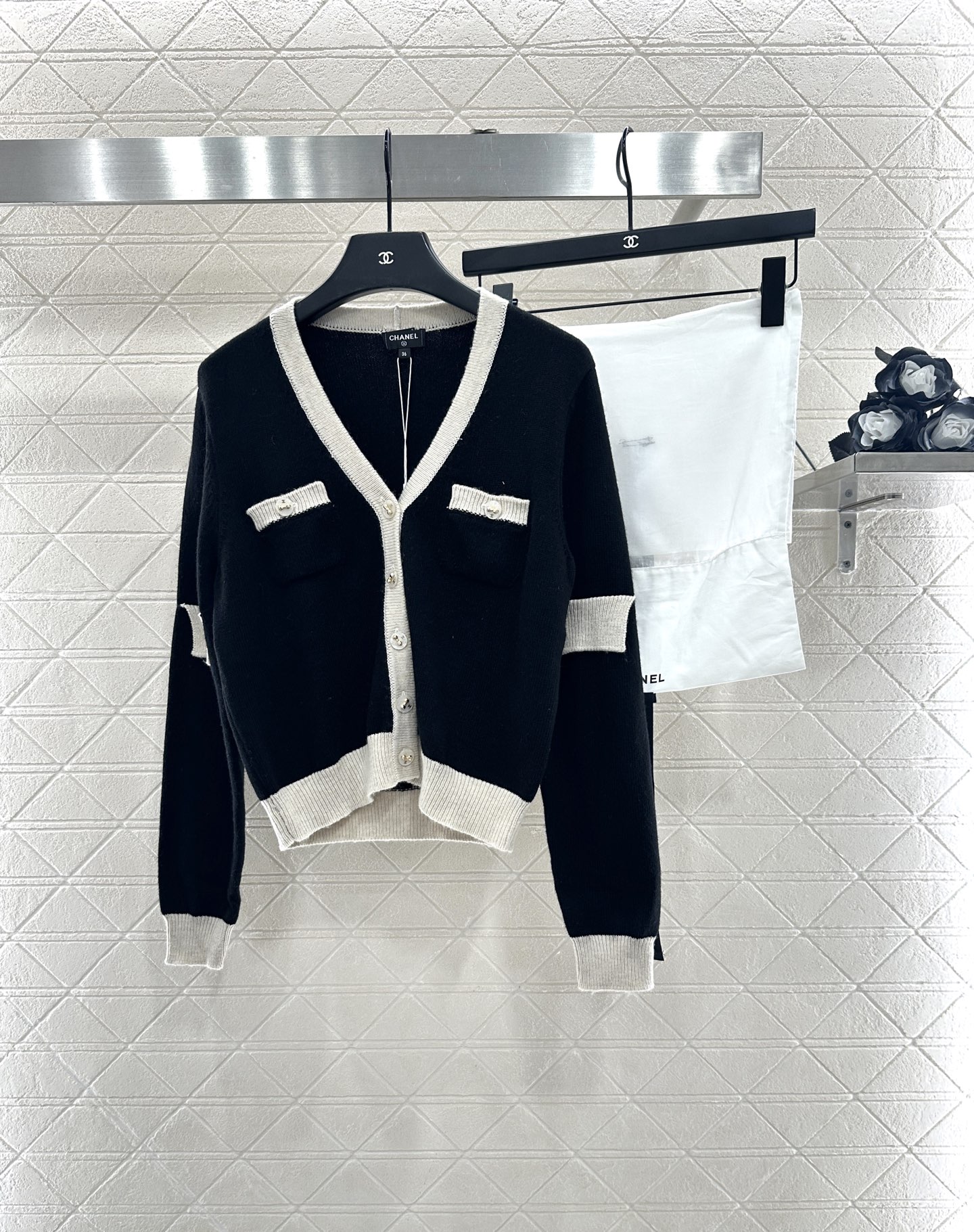 ♥Chane*♥2025新品上架 黑白撞色口袋针织开衫定制YB羊绒纱线织造，质感光泽，柔软亲肤，针织开衫