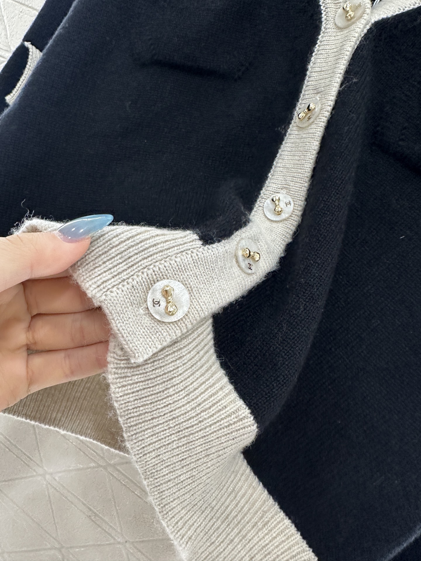 ♥Chane*♥2025新品上架 黑白撞色口袋针织开衫定制YB羊绒纱线织造，质感光泽，柔软亲肤，针织开衫