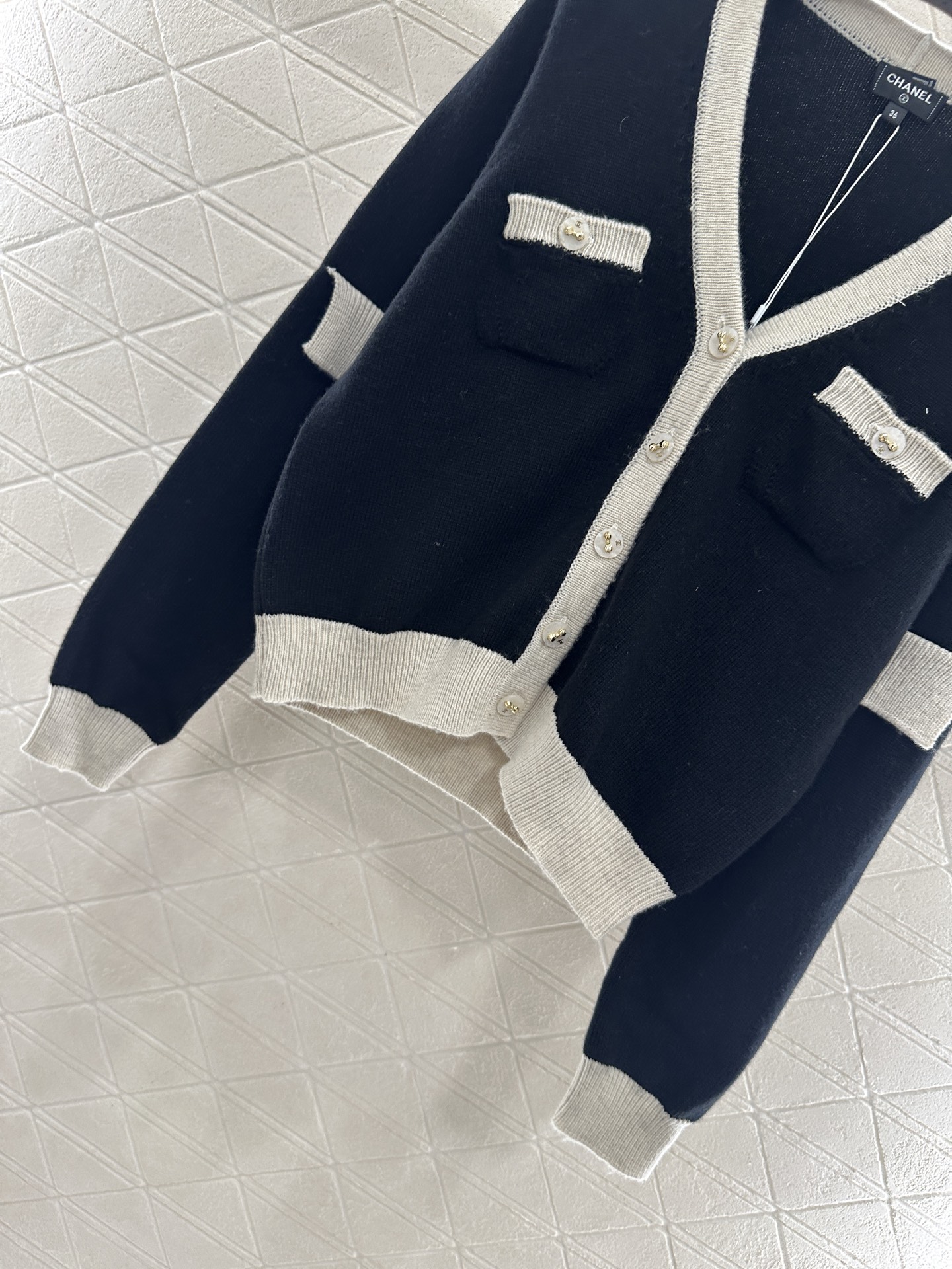 ♥Chane*♥2025新品上架 黑白撞色口袋针织开衫定制YB羊绒纱线织造，质感光泽，柔软亲肤，针织开衫