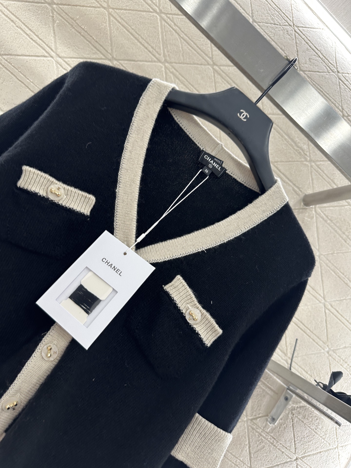 ♥Chane*♥2025新品上架 黑白撞色口袋针织开衫定制YB羊绒纱线织造，质感光泽，柔软亲肤，针织开衫