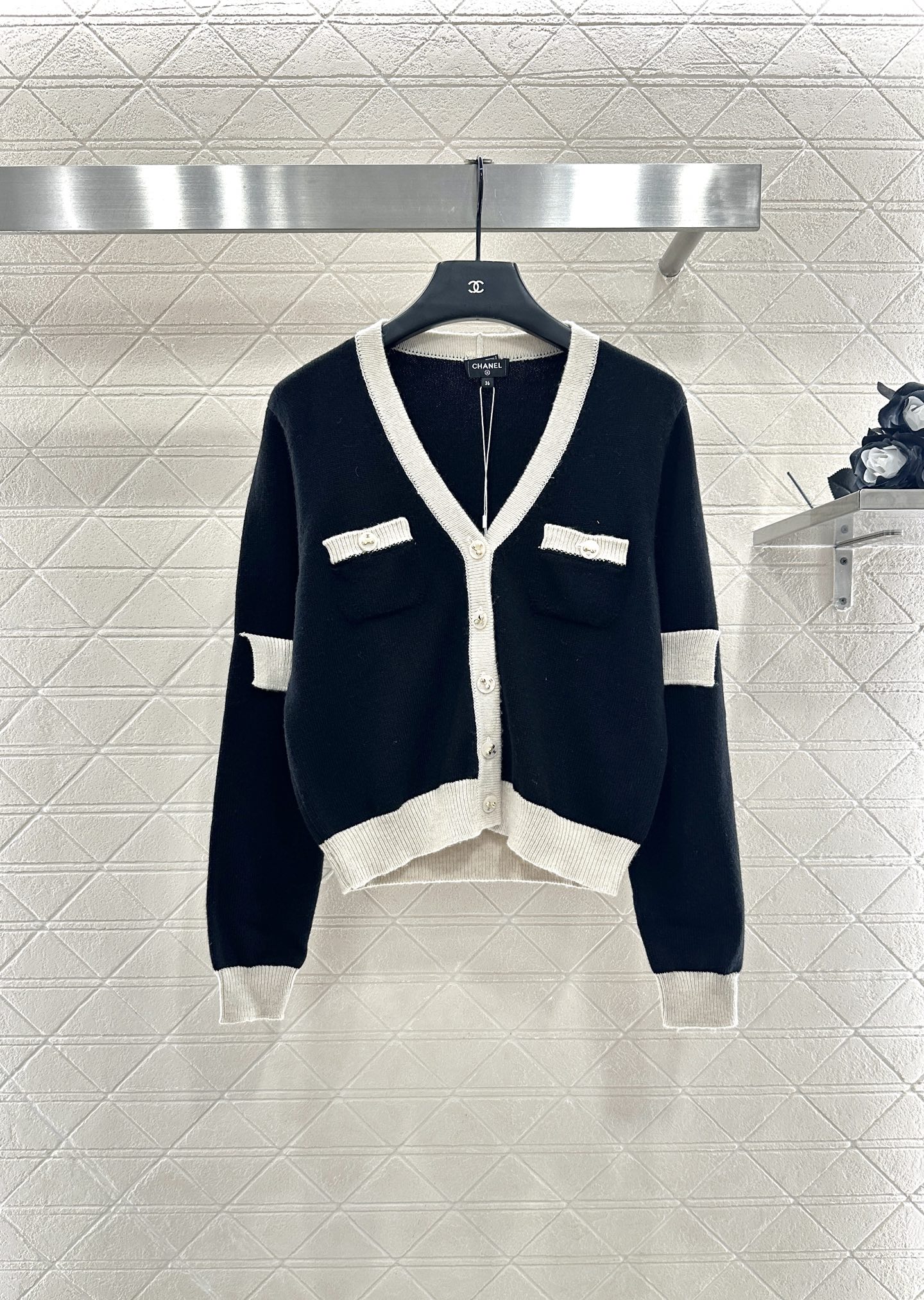 ♥Chane*♥2025新品上架 黑白撞色口袋针织开衫定制YB羊绒纱线织造，质感光泽，柔软亲肤，针织开衫