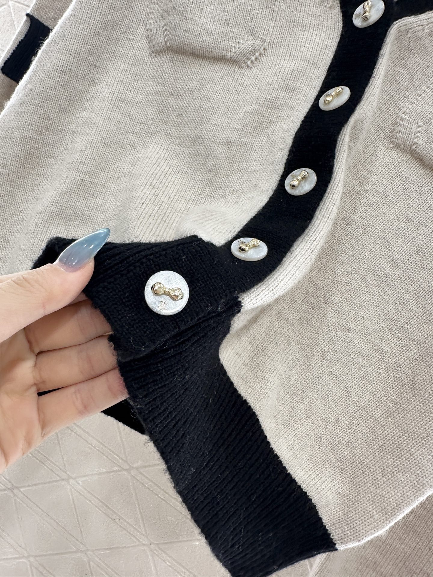 ♥Chane*♥2025新品上架 黑白撞色口袋针织开衫定制YB羊绒纱线织造，质感光泽，柔软亲肤，针织开衫