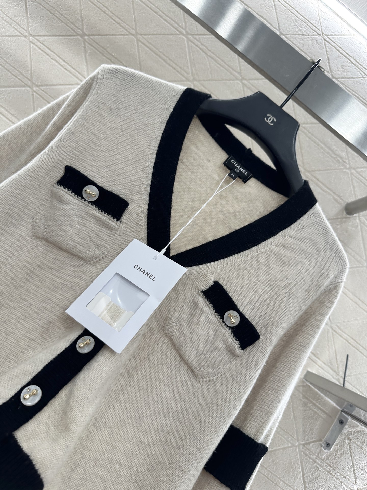 ♥Chane*♥2025新品上架 黑白撞色口袋针织开衫定制YB羊绒纱线织造，质感光泽，柔软亲肤，针织开衫