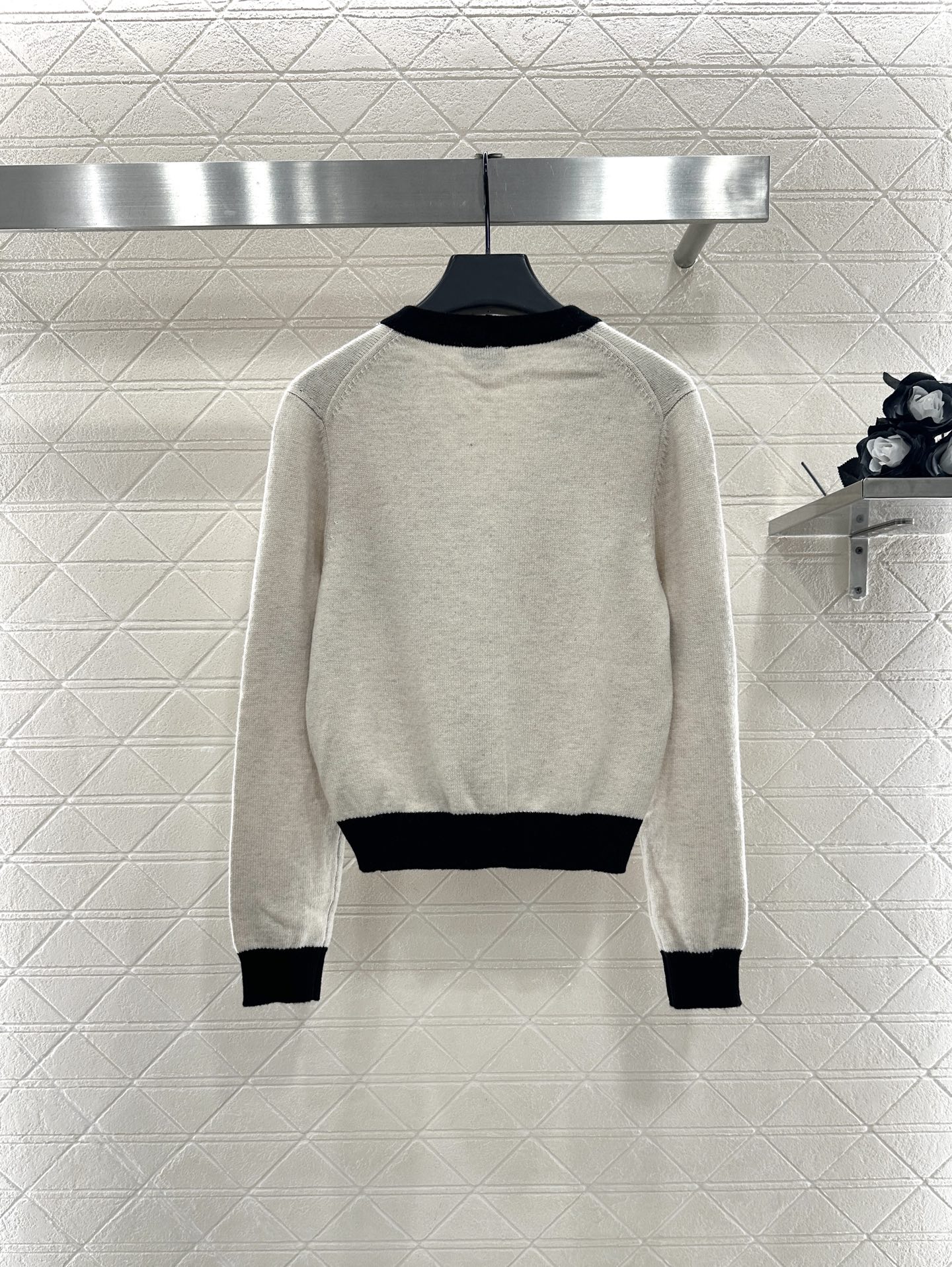 ♥Chane*♥2025新品上架 黑白撞色口袋针织开衫定制YB羊绒纱线织造，质感光泽，柔软亲肤，针织开衫