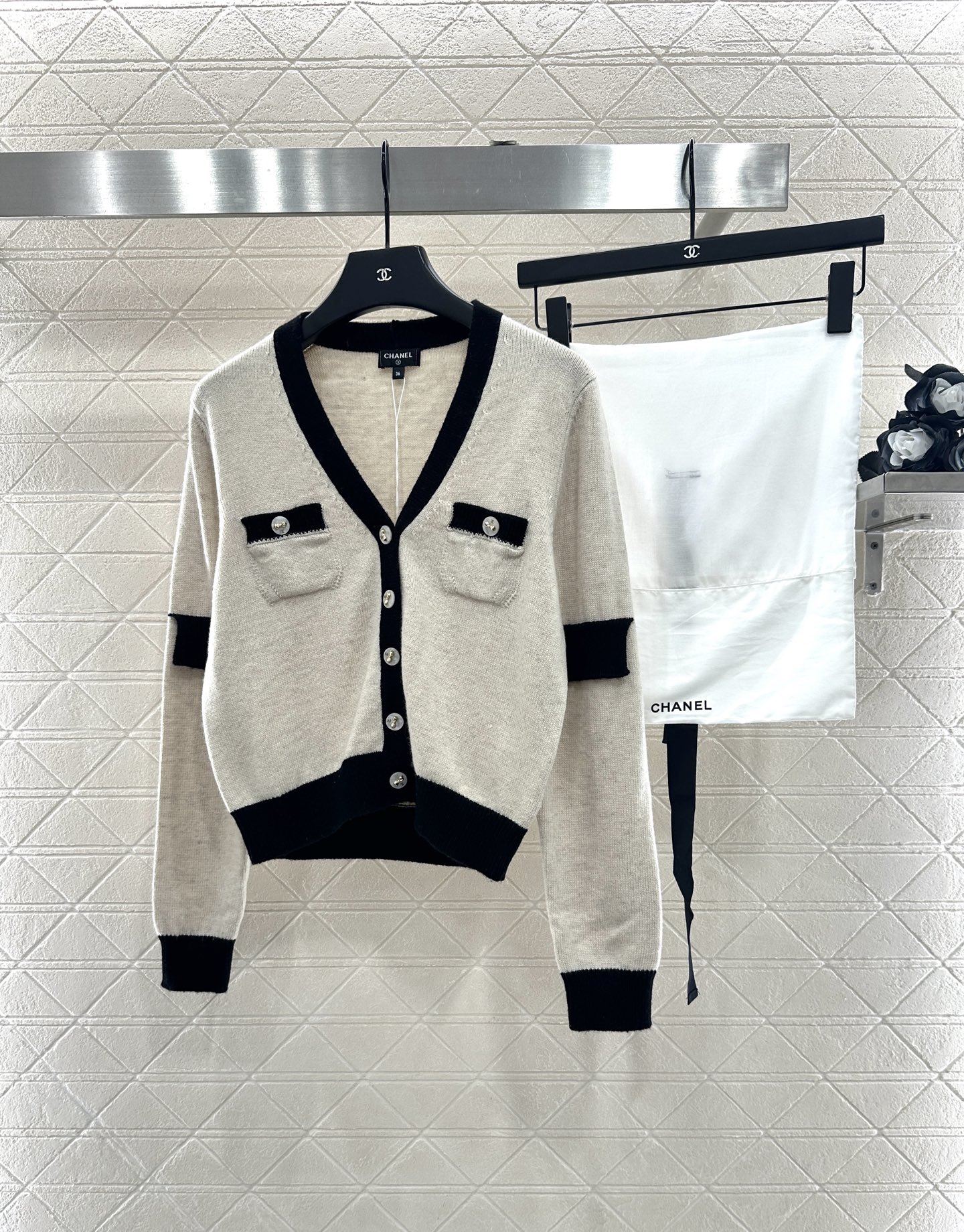 ♥Chane*♥2025新品上架 黑白撞色口袋针织开衫定制YB羊绒纱线织造，质感光泽，柔软亲肤，针织开衫