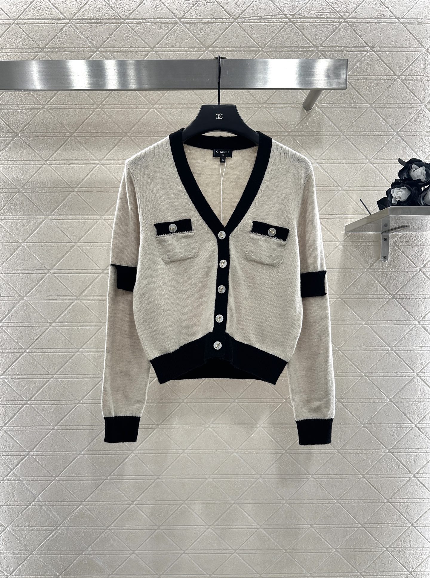 ♥Chane*♥2025新品上架 黑白撞色口袋针织开衫定制YB羊绒纱线织造，质感光泽，柔软亲肤，针织开衫