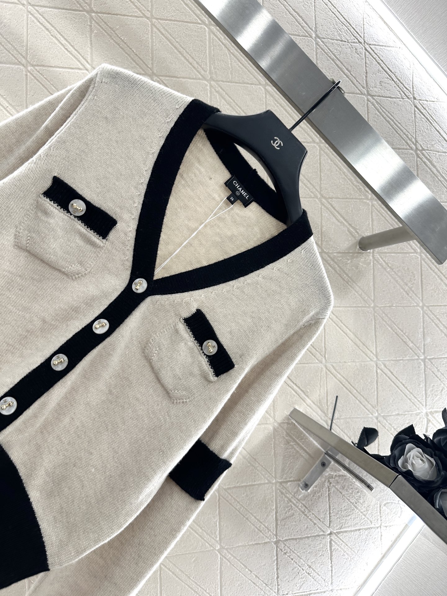 ♥Chane*♥2025新品上架 黑白撞色口袋针织开衫定制YB羊绒纱线织造，质感光泽，柔软亲肤，针织开衫