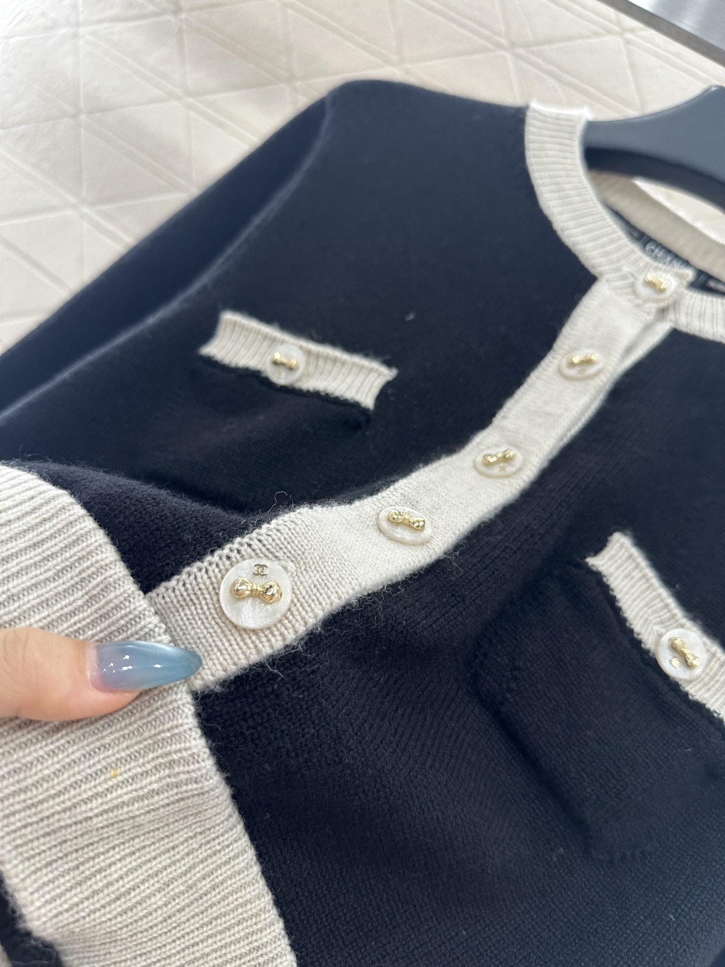 ♥Chane*♥2025新品上架 撞色口袋针织长袖定制YB羊绒纱线织造，质感光泽，柔软亲肤，圆领针织套头