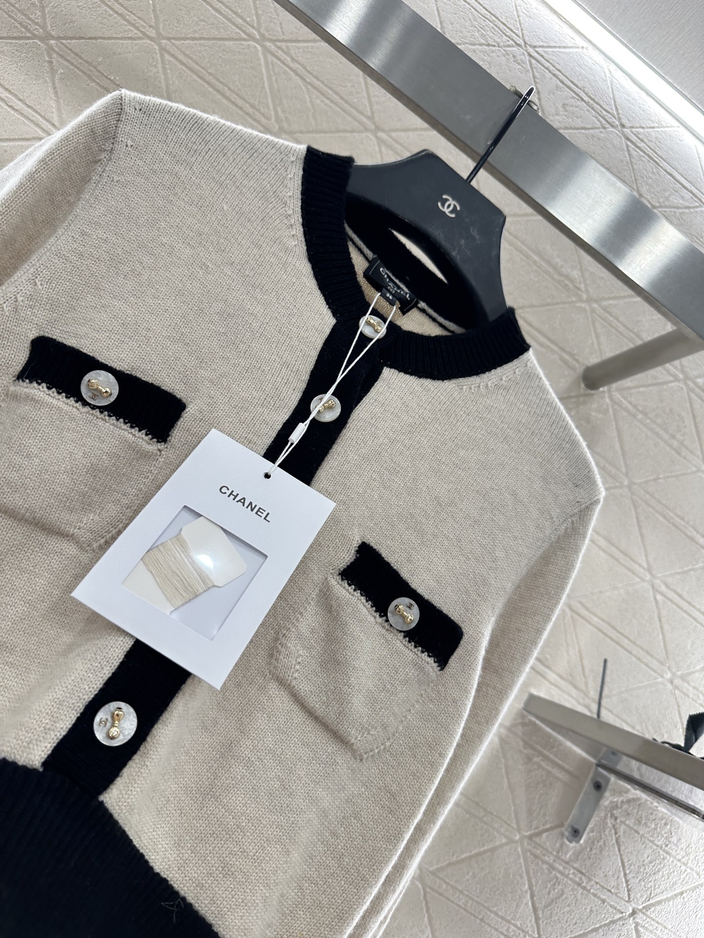 ♥Chane*♥2025新品上架 撞色口袋针织长袖定制YB羊绒纱线织造，质感光泽，柔软亲肤，圆领针织套头