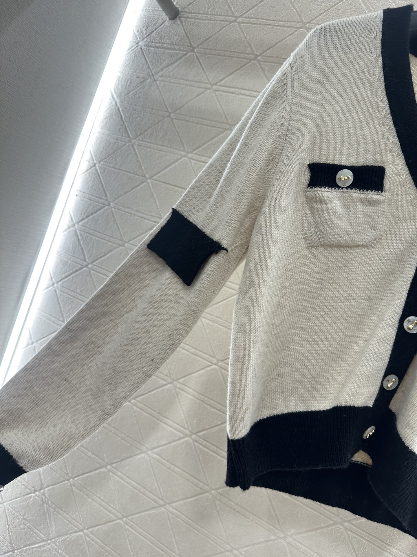 ♥Chane*♥2025新品上架 黑白撞色口袋针织开衫定制YB羊绒纱线织造，质感光泽，柔软亲肤，针织开衫