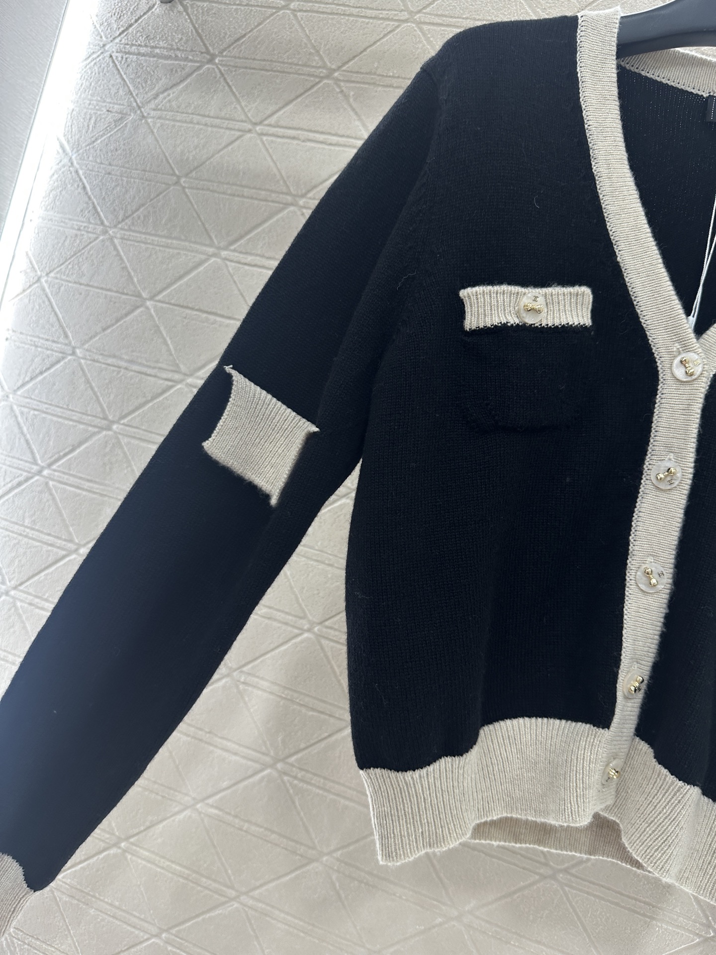 ♥Chane*♥2025新品上架 黑白撞色口袋针织开衫定制YB羊绒纱线织造，质感光泽，柔软亲肤，针织开衫