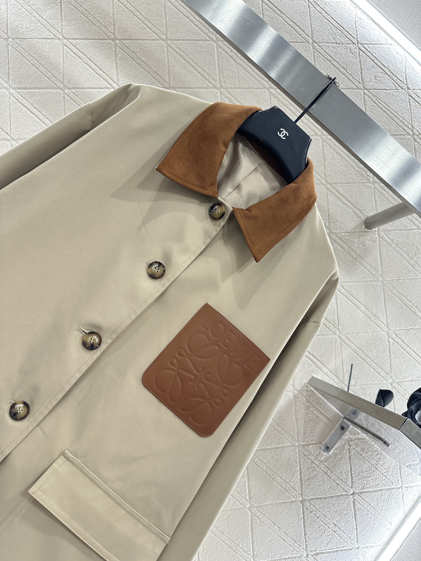 ♥Loew*♥2025新品上架 皮牌口袋外套定制YB斜纹全棉材质，质感高级，穿搭有型，正肩翻领外套，麂皮