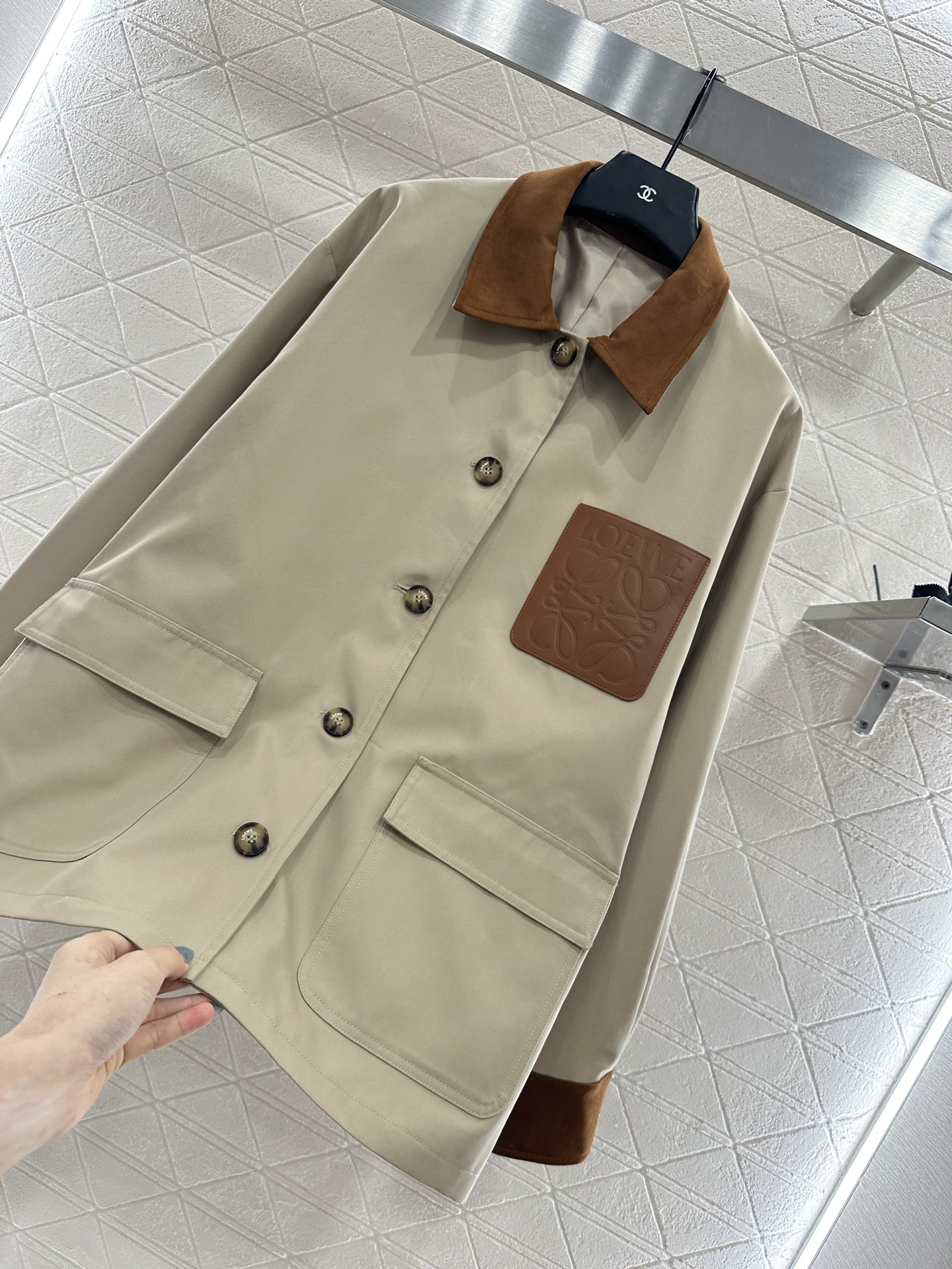 ♥Loew*♥2025新品上架 皮牌口袋外套定制YB斜纹全棉材质，质感高级，穿搭有型，正肩翻领外套，麂皮