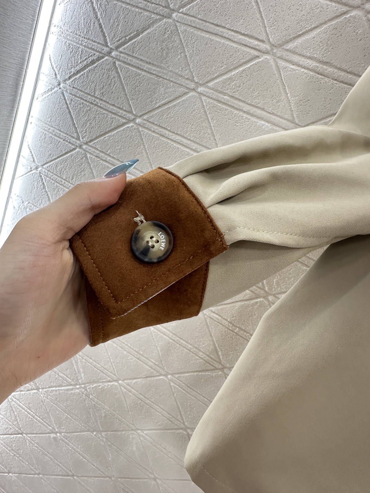 ♥Loew*♥2025新品上架 皮牌口袋外套定制YB斜纹全棉材质，质感高级，穿搭有型，正肩翻领外套，麂皮