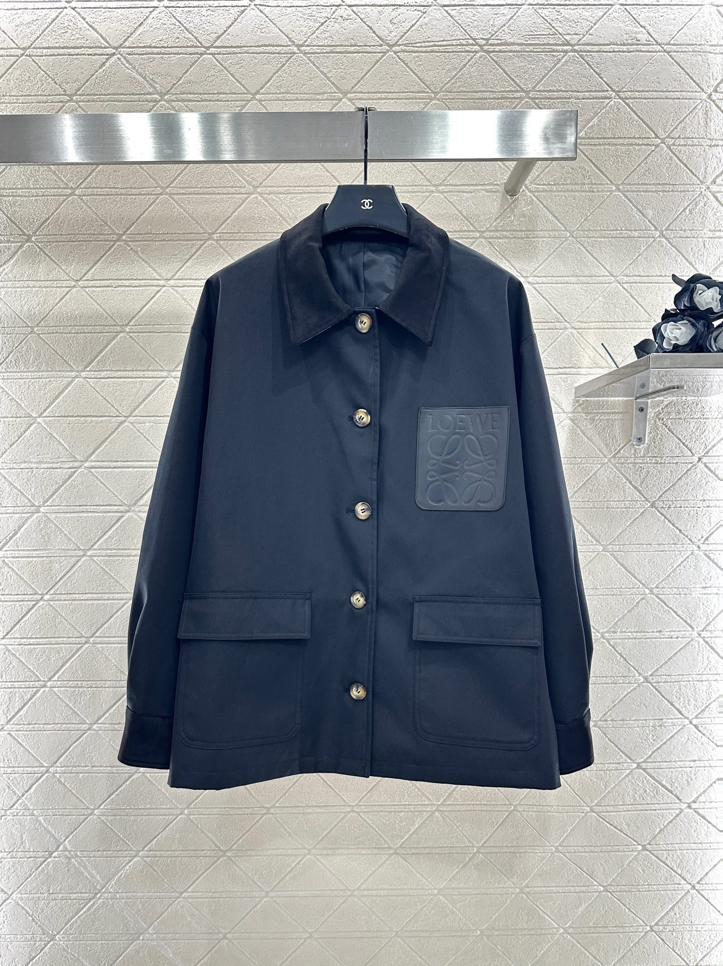 ♥Loew*♥2025新品上架 皮牌口袋外套定制YB斜纹全棉材质，质感高级，穿搭有型，正肩翻领外套，麂皮