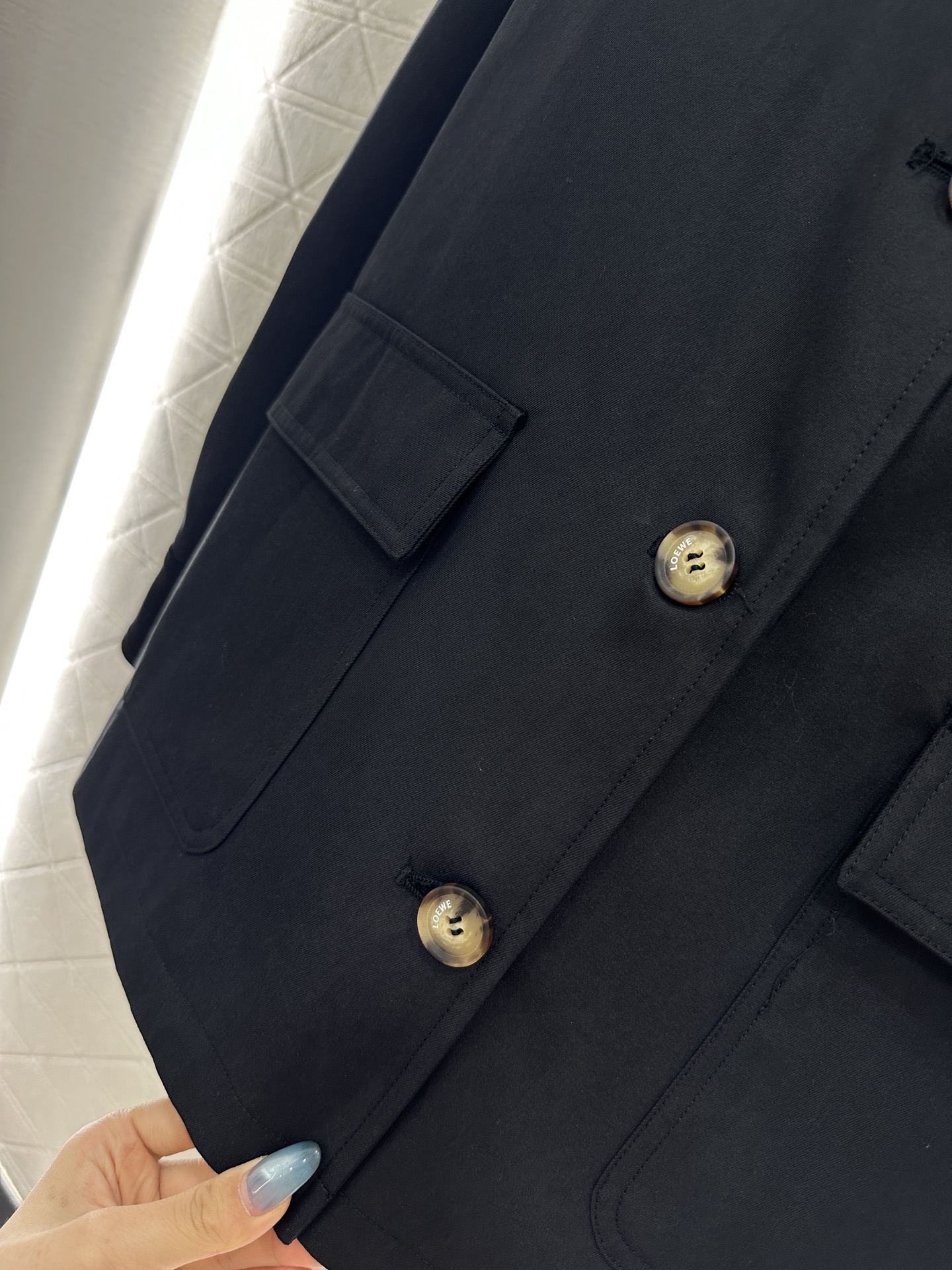 ♥Loew*♥2025新品上架 皮牌口袋外套定制YB斜纹全棉材质，质感高级，穿搭有型，正肩翻领外套，麂皮