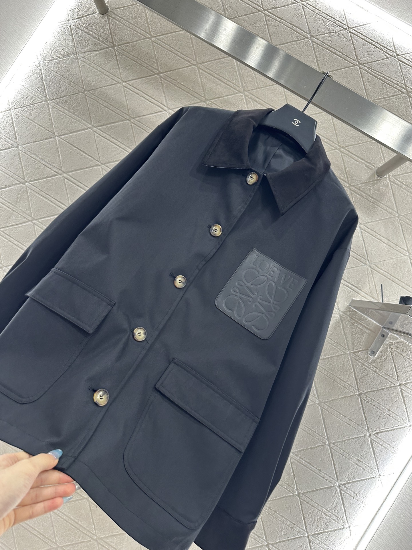 ♥Loew*♥2025新品上架 皮牌口袋外套定制YB斜纹全棉材质，质感高级，穿搭有型，正肩翻领外套，麂皮