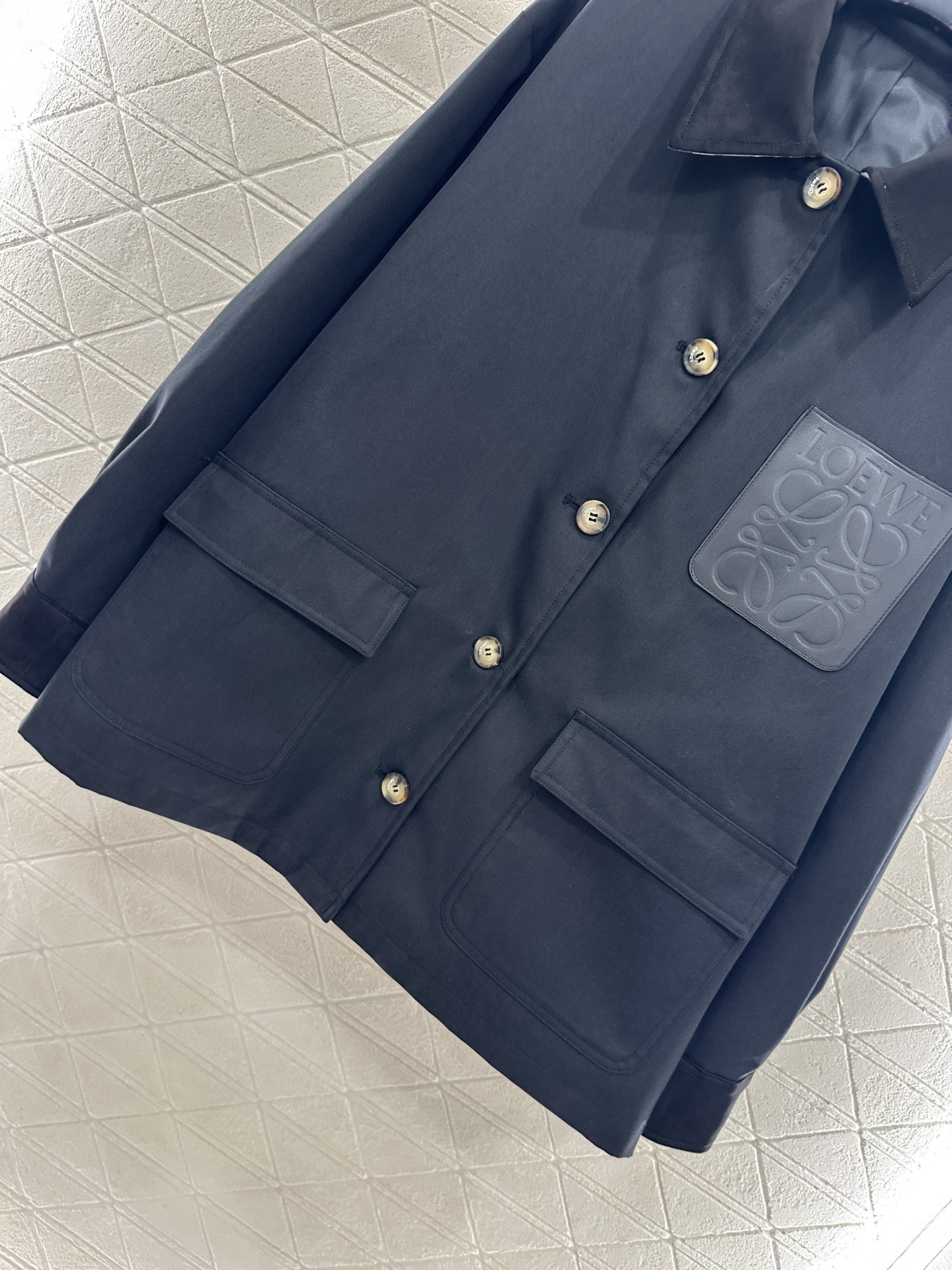 ♥Loew*♥2025新品上架 皮牌口袋外套定制YB斜纹全棉材质，质感高级，穿搭有型，正肩翻领外套，麂皮
