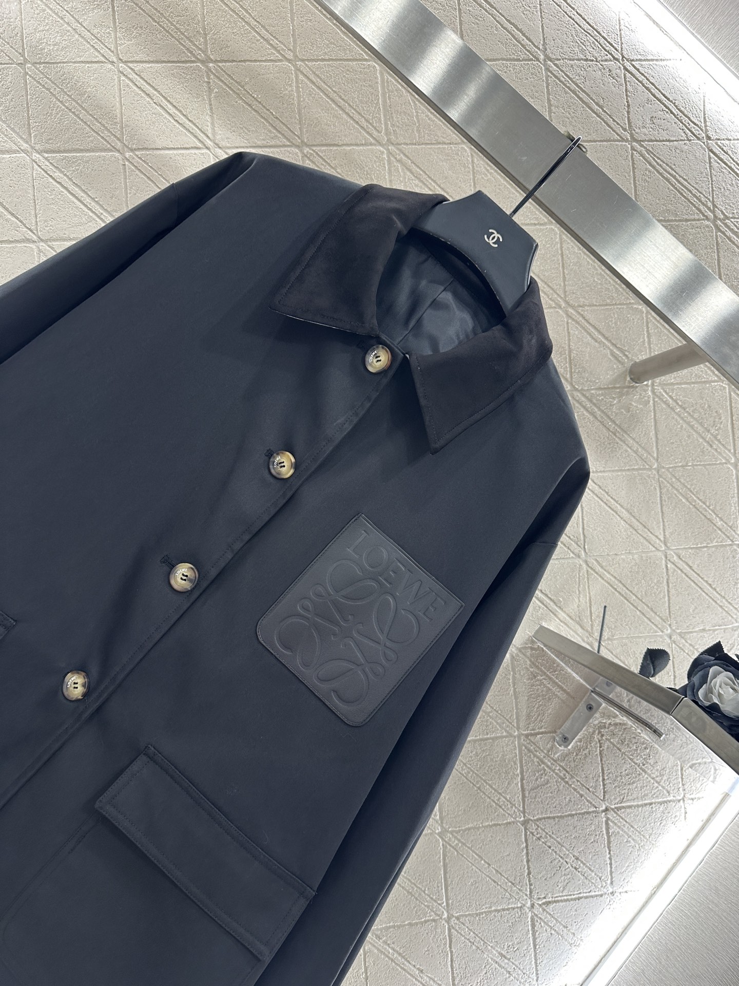 ♥Loew*♥2025新品上架 皮牌口袋外套定制YB斜纹全棉材质，质感高级，穿搭有型，正肩翻领外套，麂皮