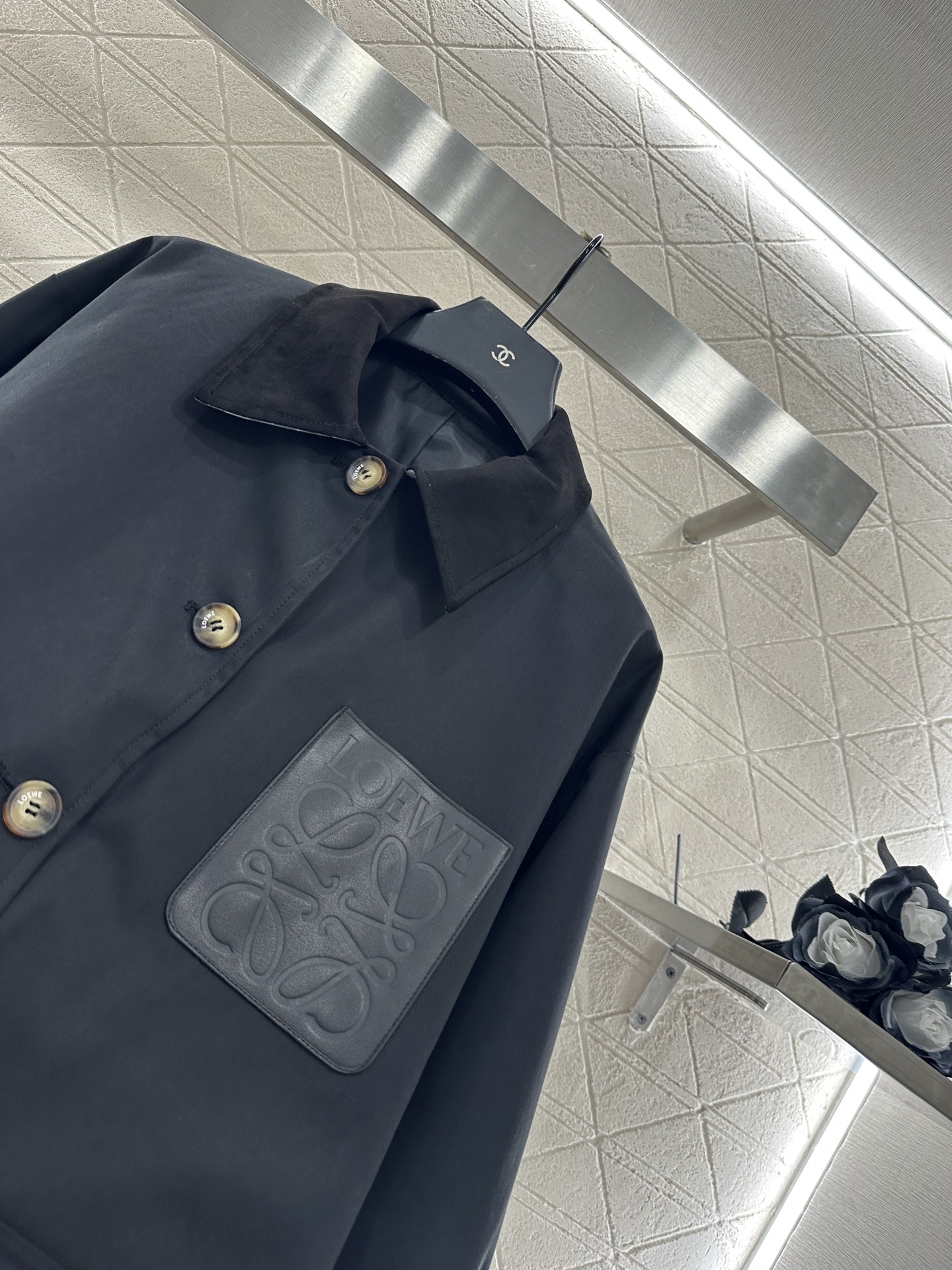 ♥Loew*♥2025新品上架 皮牌口袋外套定制YB斜纹全棉材质，质感高级，穿搭有型，正肩翻领外套，麂皮