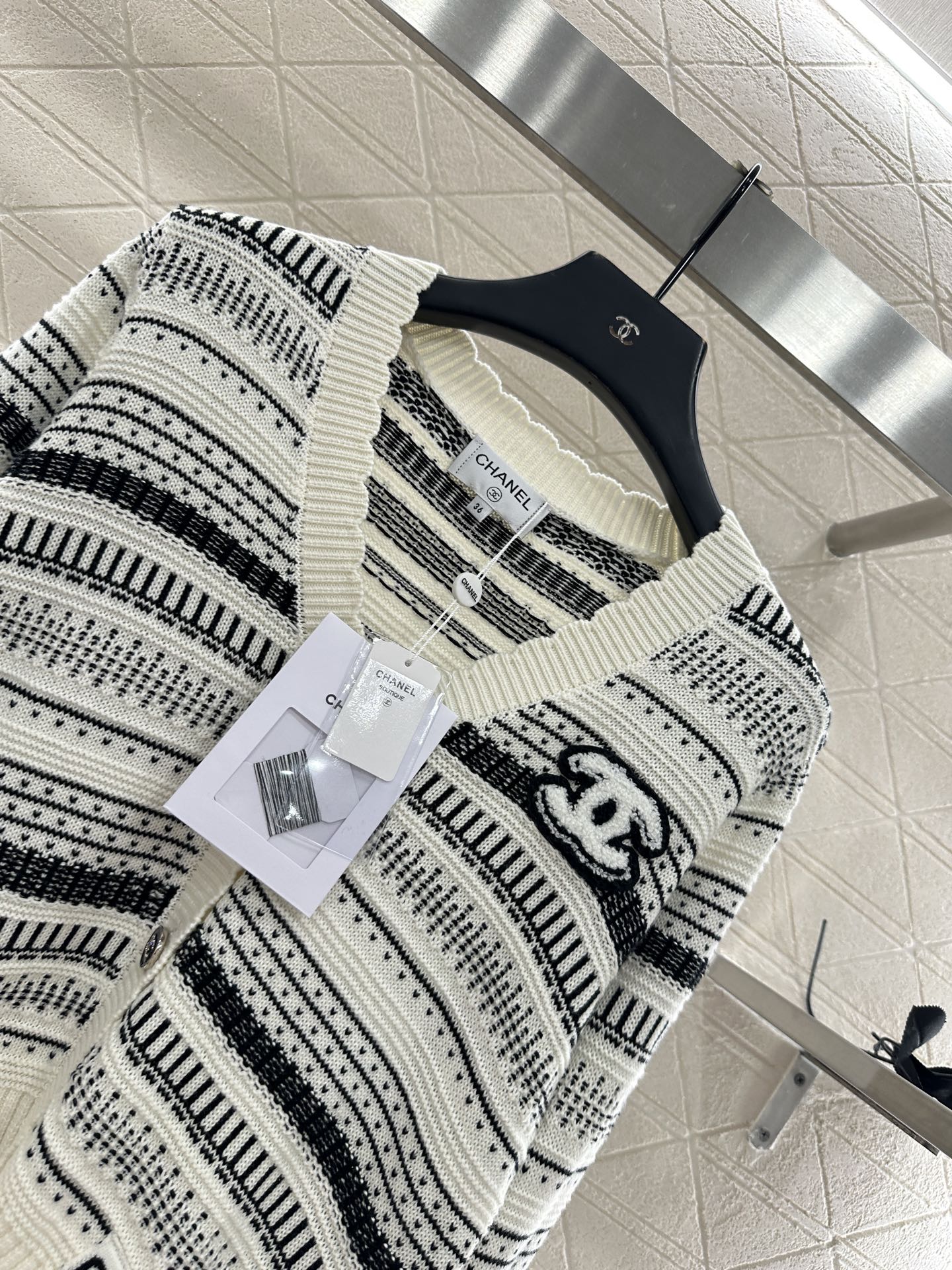 ♥Chane*♥2025新品上架 条纹针织开衫定制YB羊毛纱线织造，质感高级舒适，V字针织开衫剪裁，通体