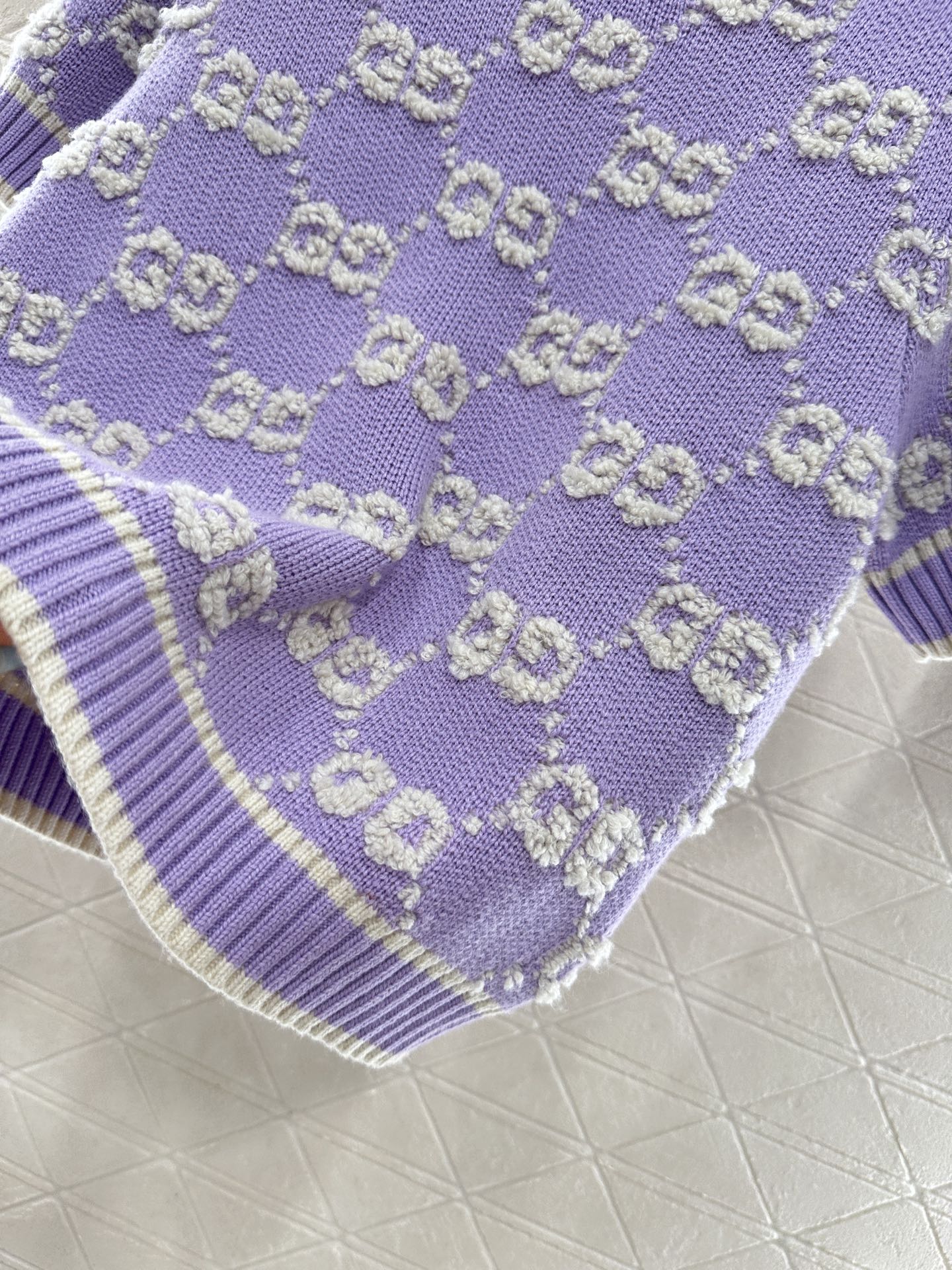 ♥Gucc*♥2025新品上架 圆领提花针织短袖定制YB羊毛纱线织造，质感上乘，穿搭舒适，圆领针织短袖版