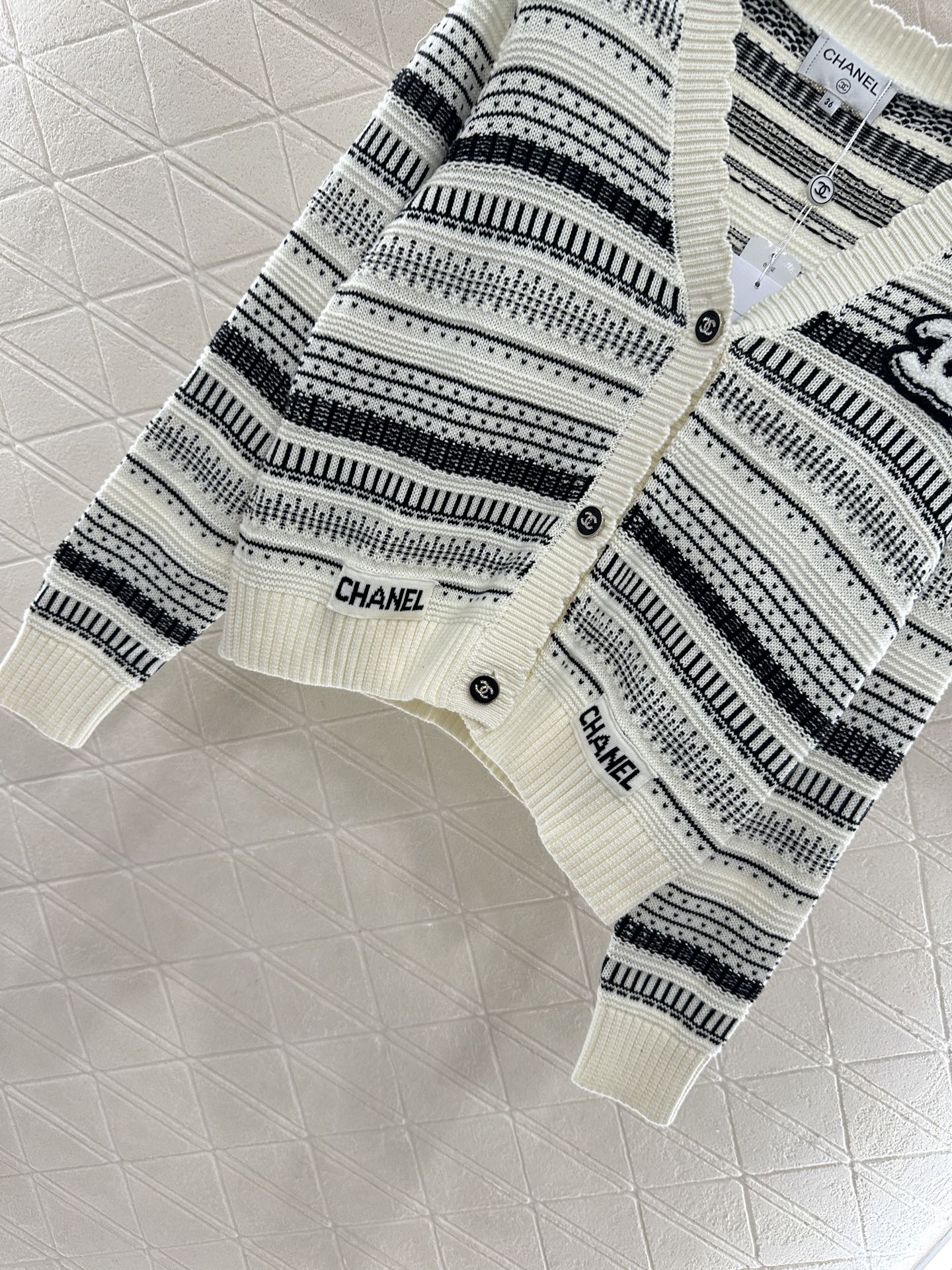 ♥Chane*♥2025新品上架 条纹针织开衫定制YB羊毛纱线织造，质感高级舒适，V字针织开衫剪裁，通体