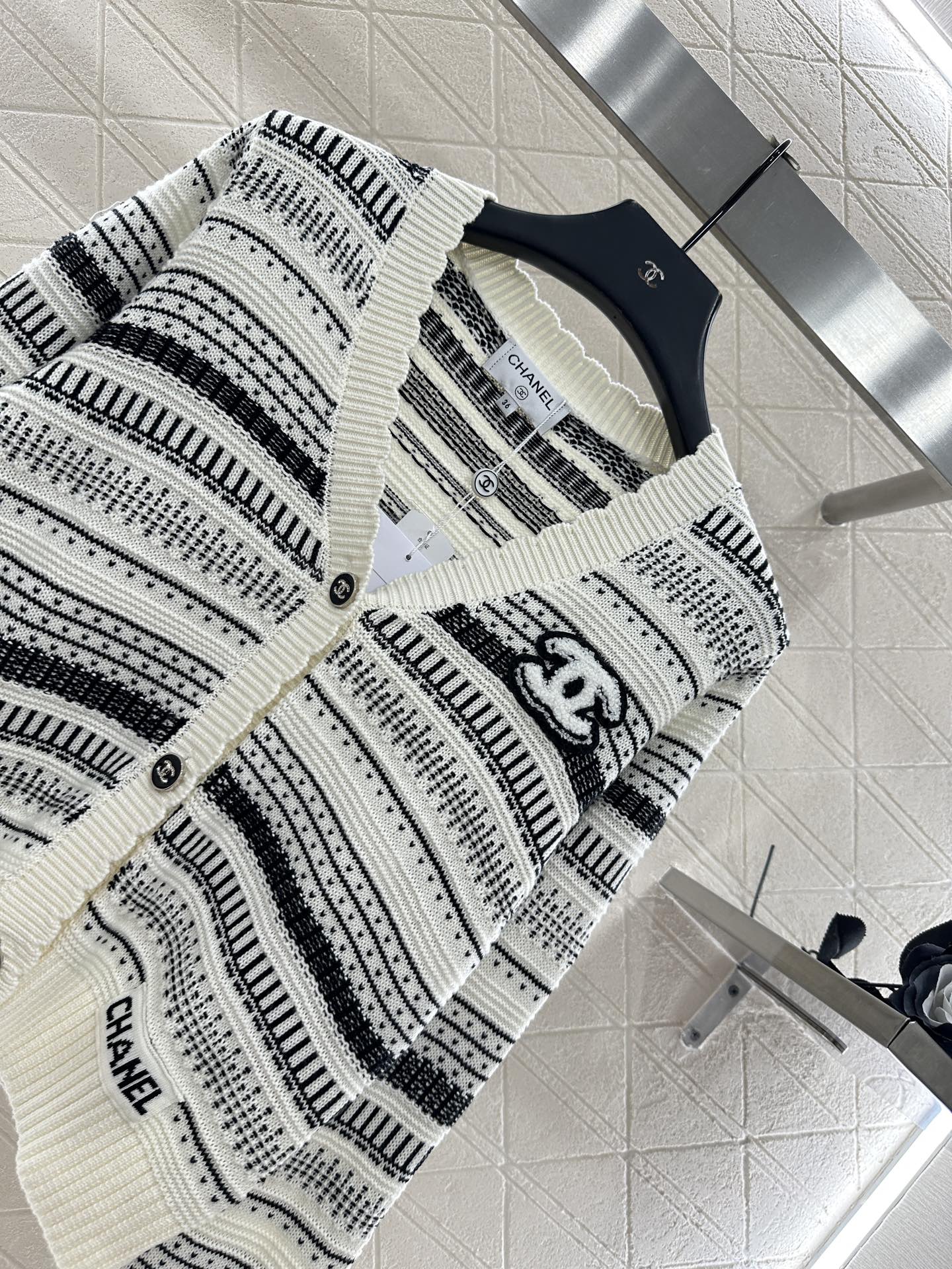 ♥Chane*♥2025新品上架 条纹针织开衫定制YB羊毛纱线织造，质感高级舒适，V字针织开衫剪裁，通体