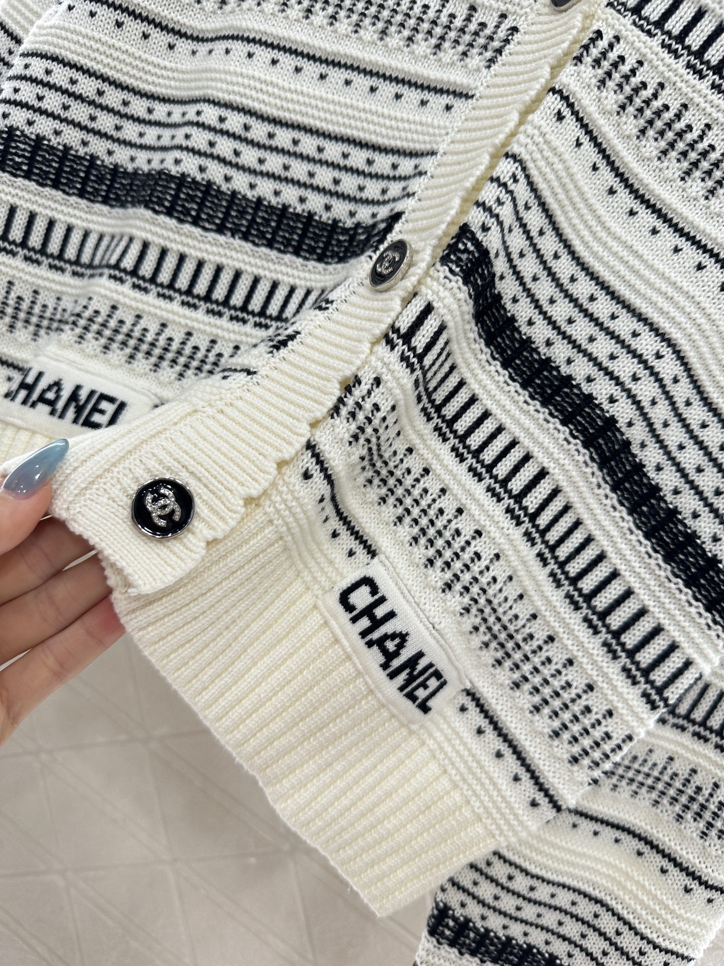 ♥Chane*♥2025新品上架 条纹针织开衫定制YB羊毛纱线织造，质感高级舒适，V字针织开衫剪裁，通体