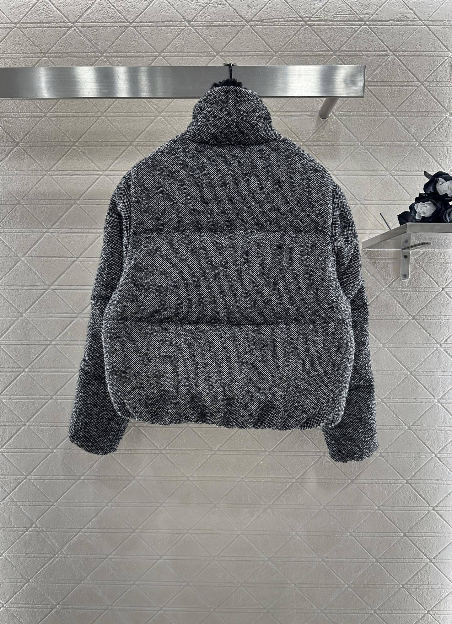 ♥Moncle*♥2025新品上架 立领毛呢夹克羽绒服定制YB进口棉毛材质,白鹅绒填充内里,整件轻盈保暖
