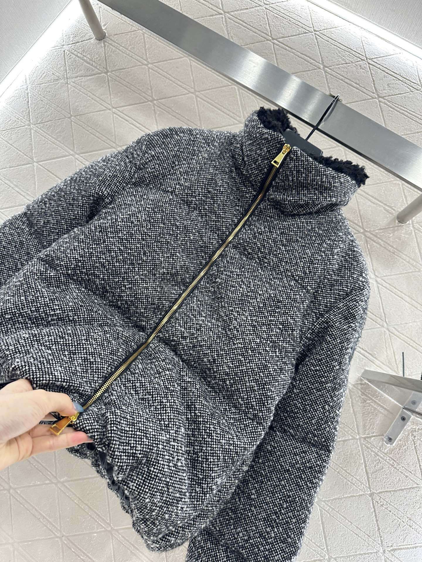 ♥Moncle*♥2025新品上架 立领毛呢夹克羽绒服定制YB进口棉毛材质,白鹅绒填充内里,整件轻盈保暖