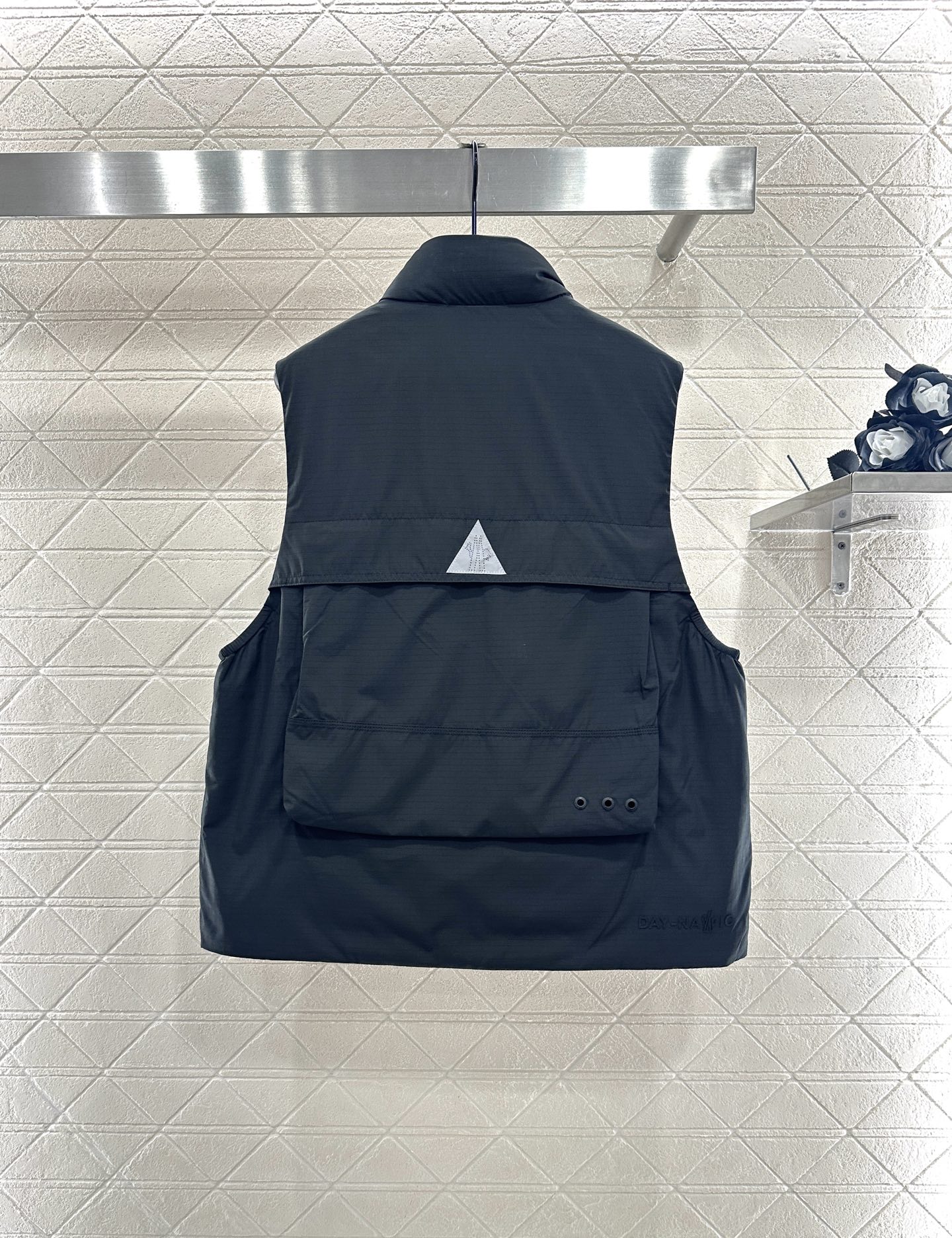 ♥Moncle*♥2025新品上架 立领多口袋工装马甲定制YB进口环保再生尼龙材质，透气性更好，内里加棉