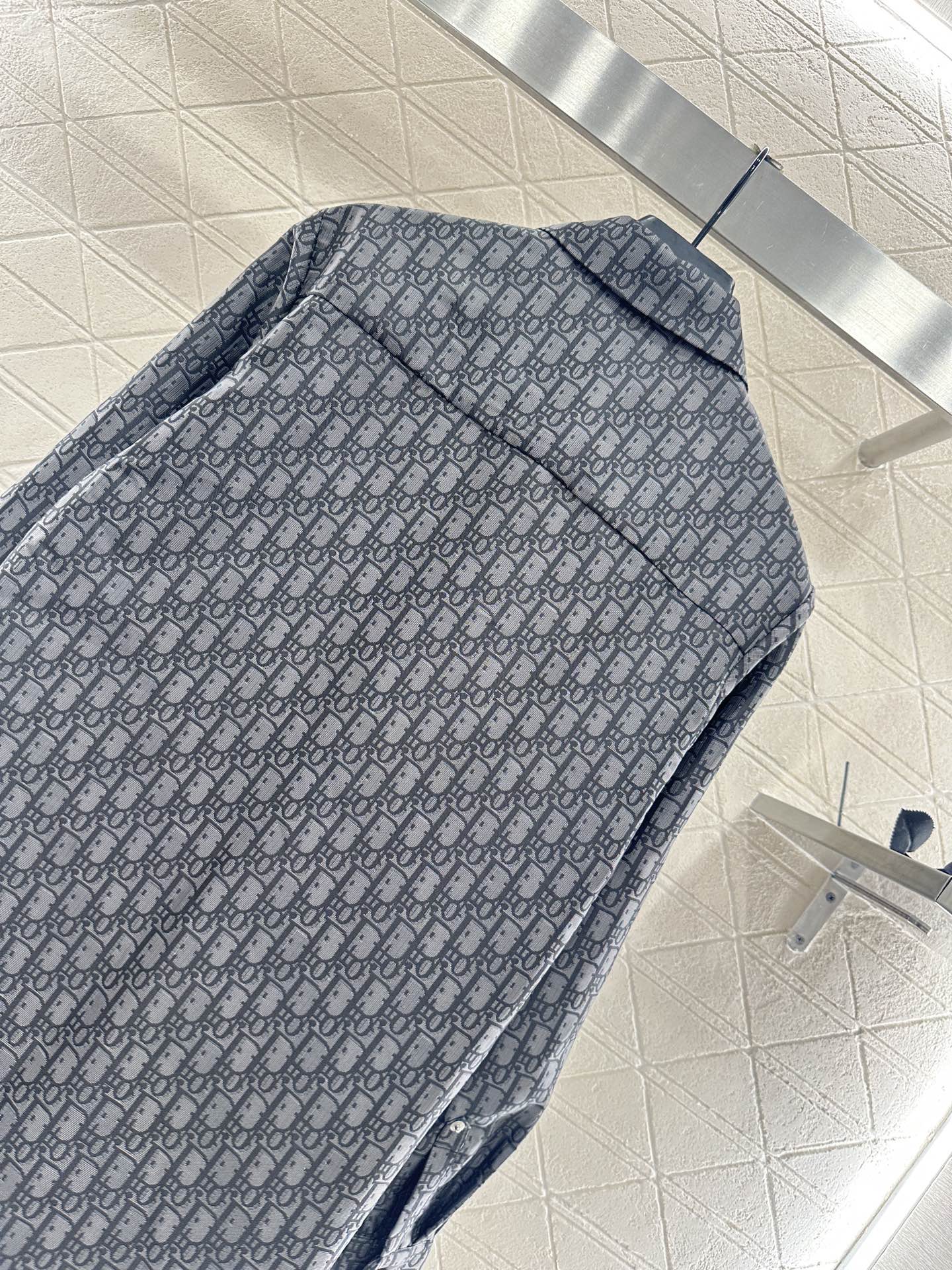 ♥Dio*♥2025新品上架 提花翻领衬衫定制YB进口提花材质，质感高级，垂顺十足，正肩翻领衬衣，通体满