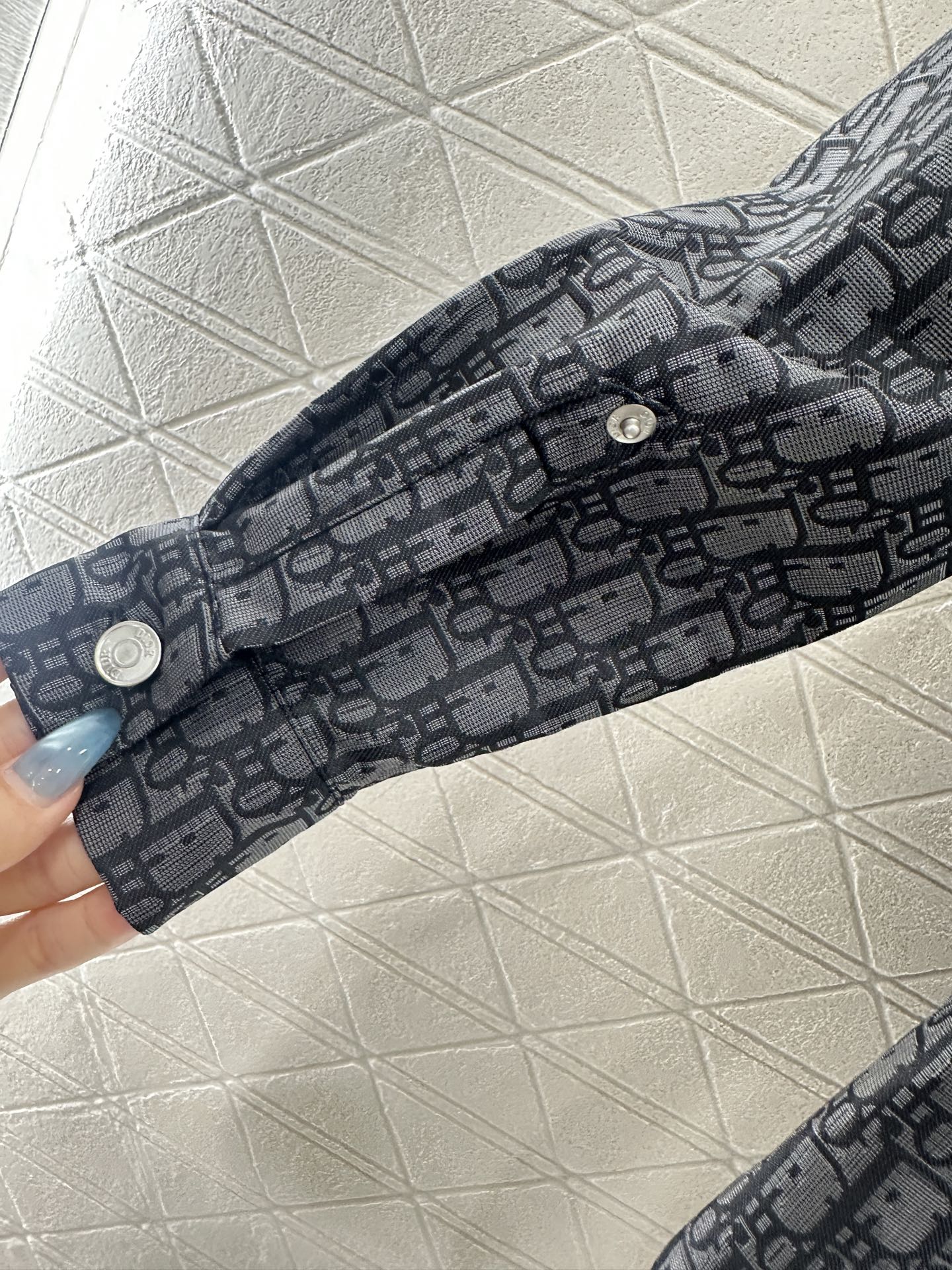 ♥Dio*♥2025新品上架 提花翻领衬衫定制YB进口提花材质，质感高级，垂顺十足，正肩翻领衬衣，通体满