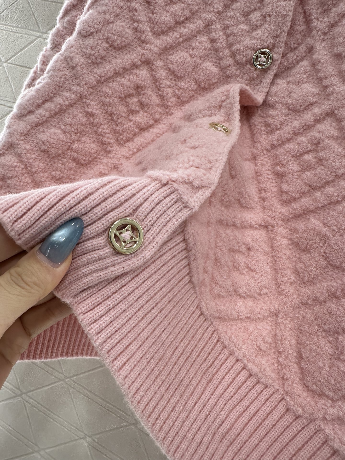 ♥Louis Vuitto*♥2025新品上架 提花针织开衫定制YB羊绒羊毛纱线织造，提花工艺处理，呈现