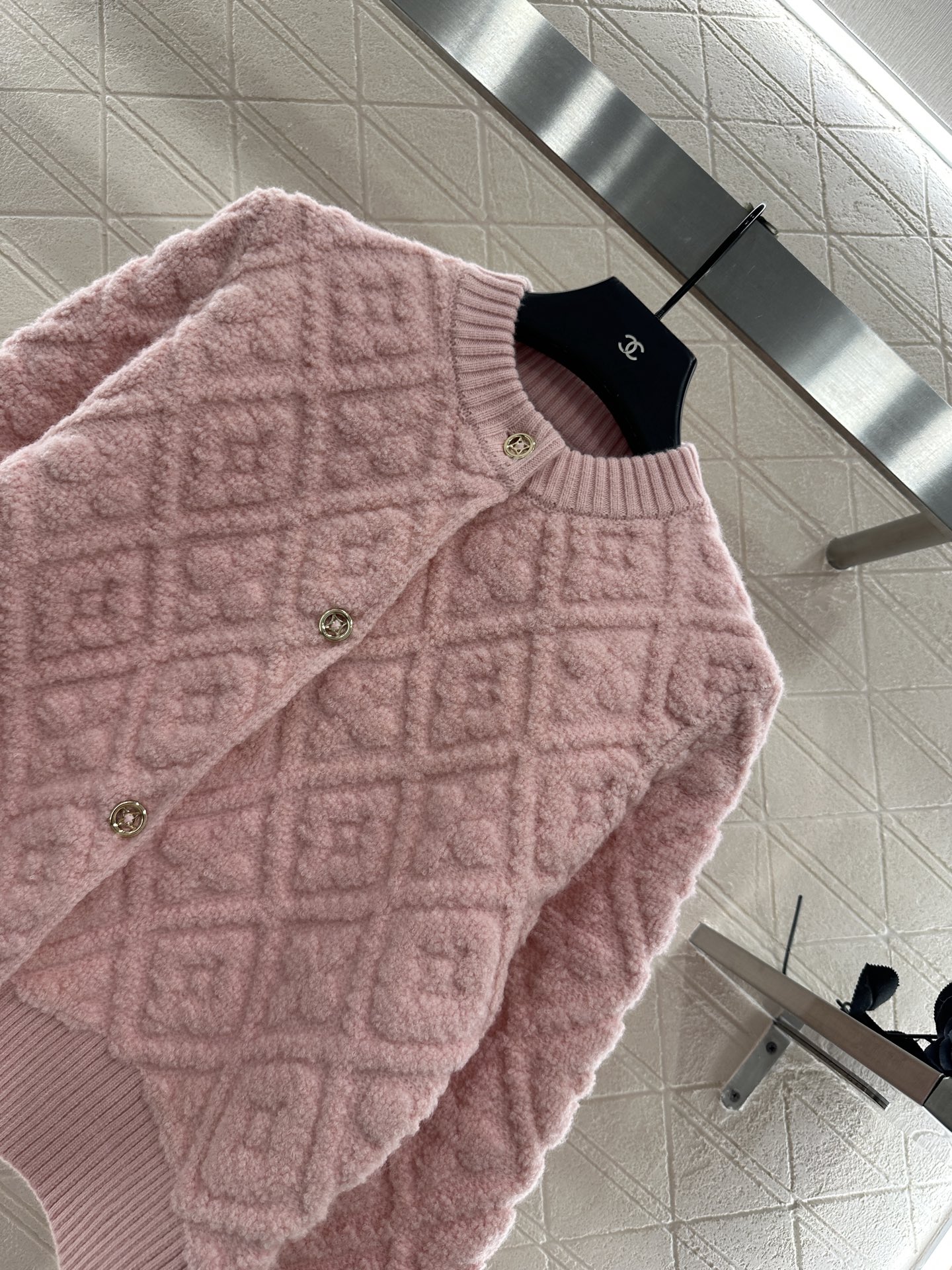 ♥Louis Vuitto*♥2025新品上架 提花针织开衫定制YB羊绒羊毛纱线织造，提花工艺处理，呈现