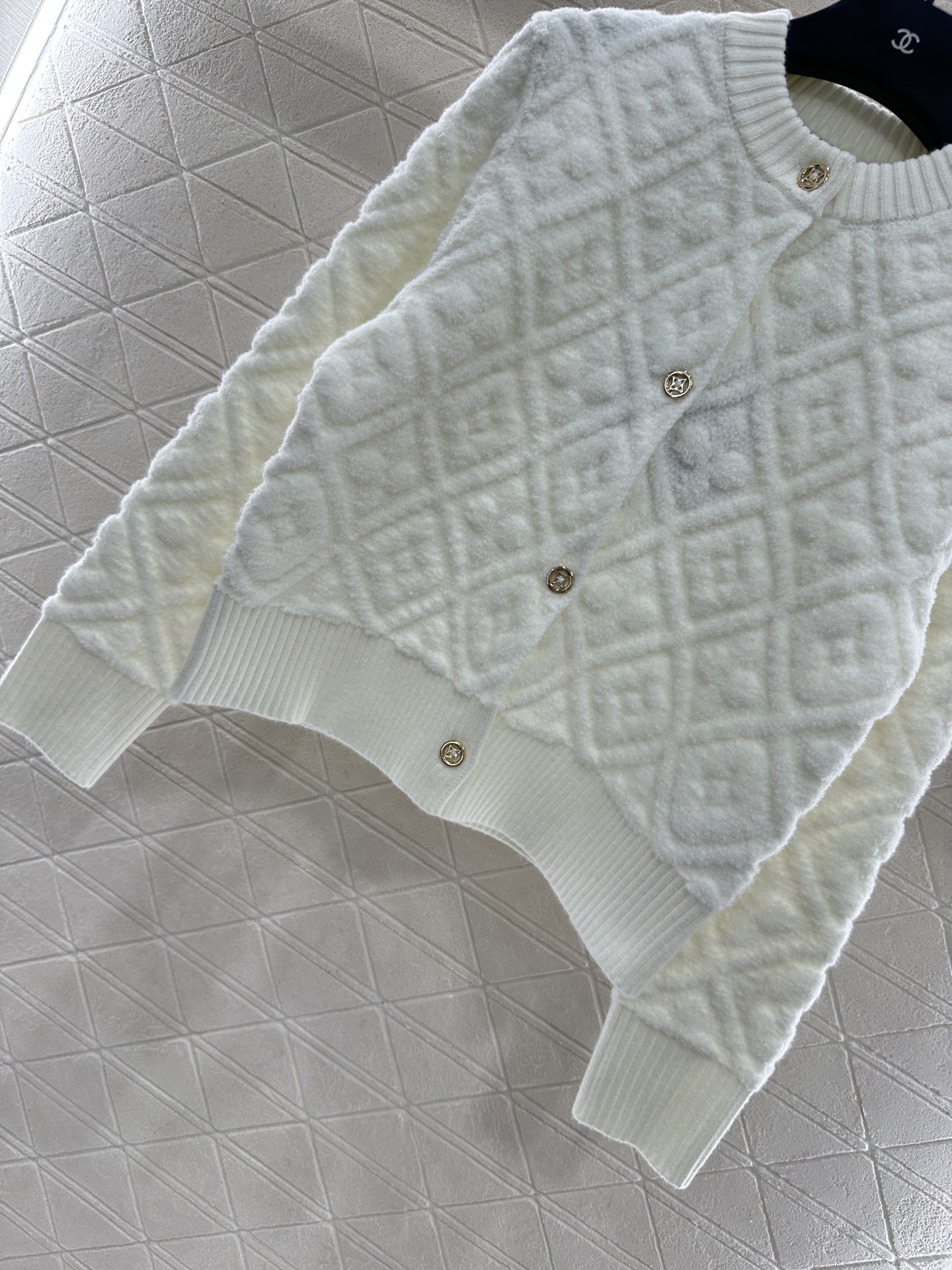 ♥Louis Vuitto*♥2025新品上架 提花针织开衫定制YB羊绒羊毛纱线织造，提花工艺处理，呈现