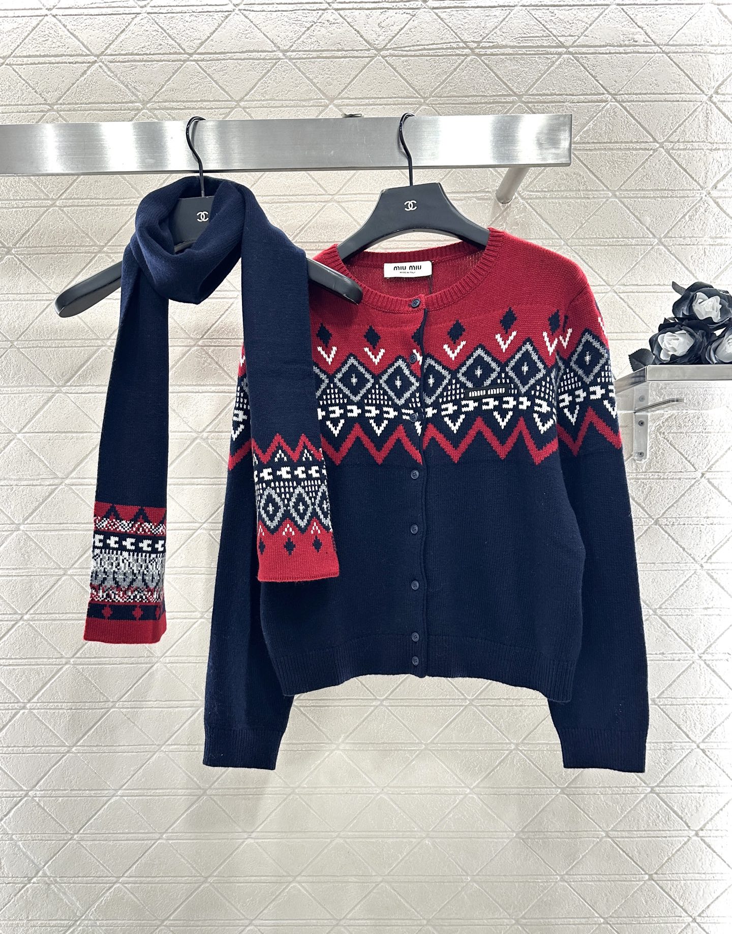 ♥Miumi*♥2025新品上架 围巾钩花开衫两件套定制YB羊毛针织材质，质感高级，舒适柔软，圆领长袖针